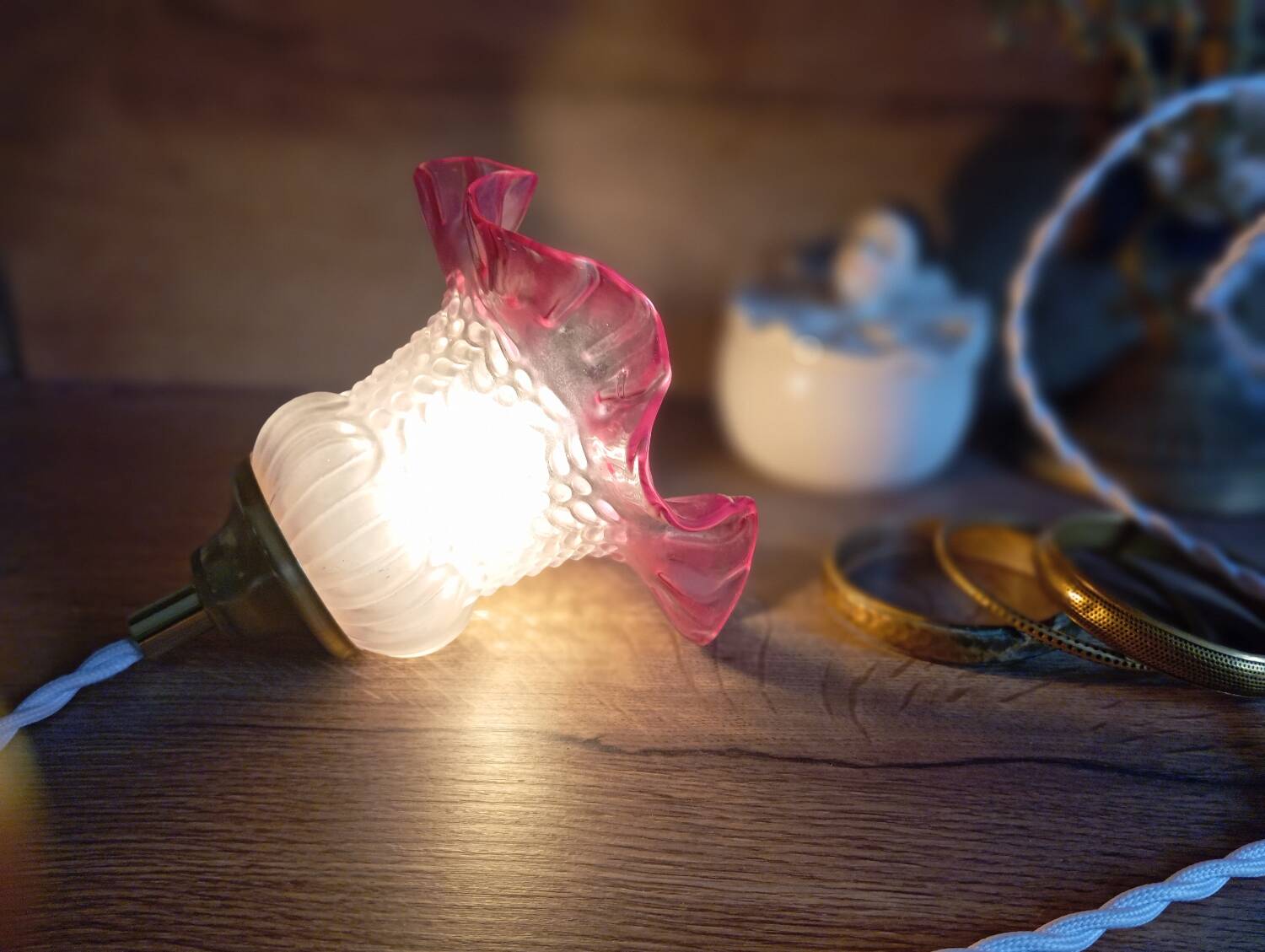 Lampe baladeuse en verre juponné vieux rose