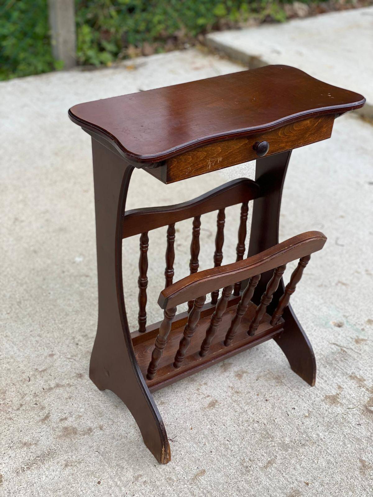 Solid wood pedestal bedside table with drawer