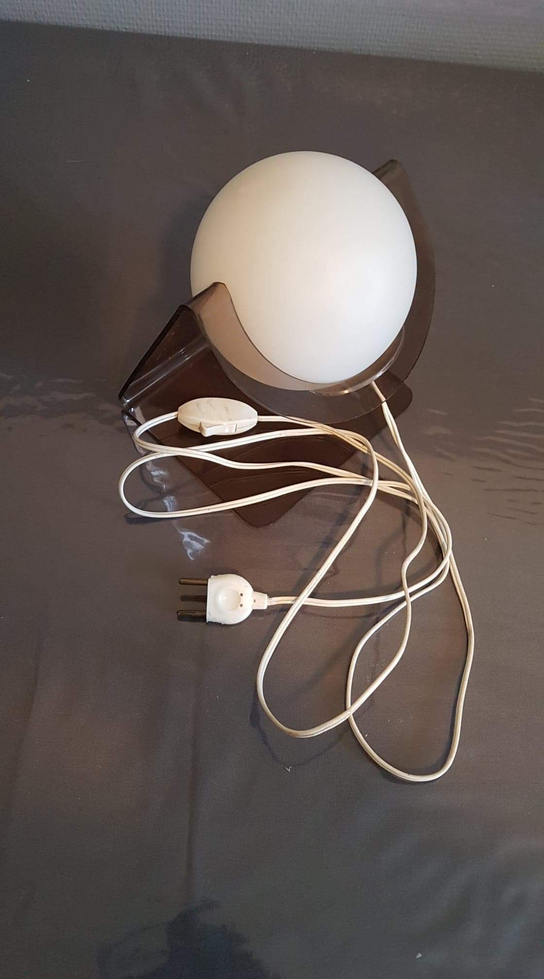 Lampe à poser plexiglas fumé et globe opaline blanc des années 70