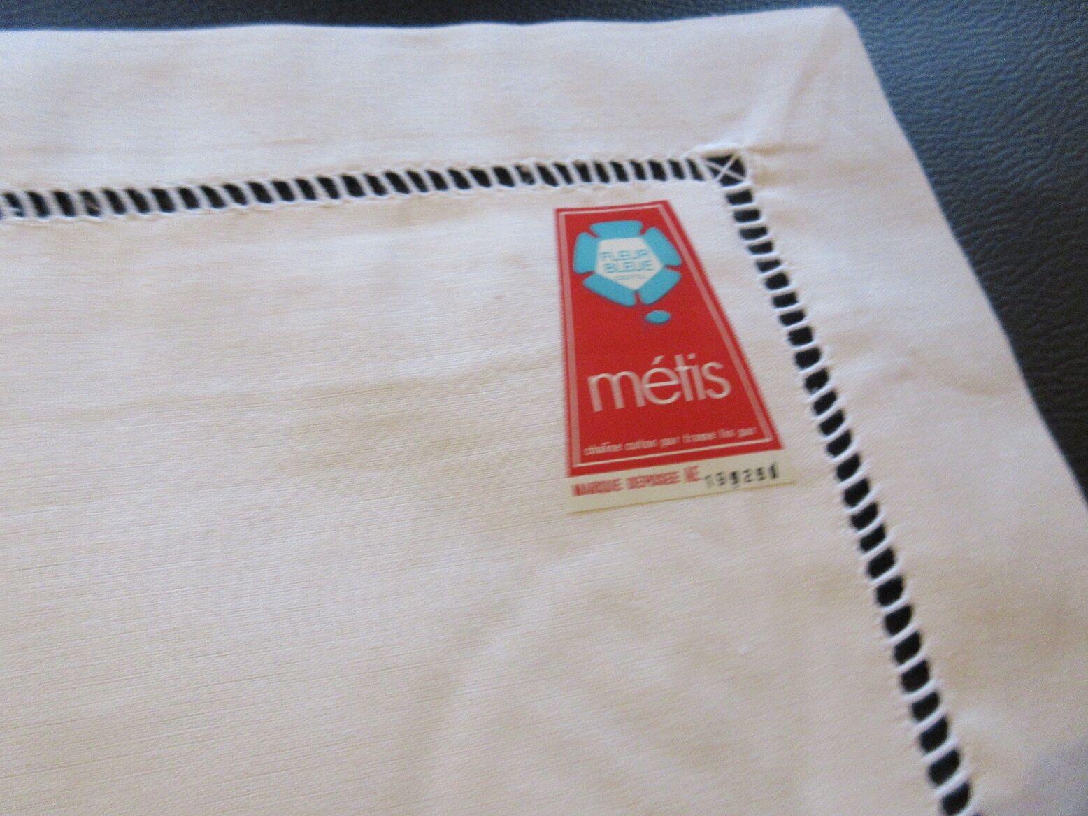 Former pair of new métis AC pillowcases