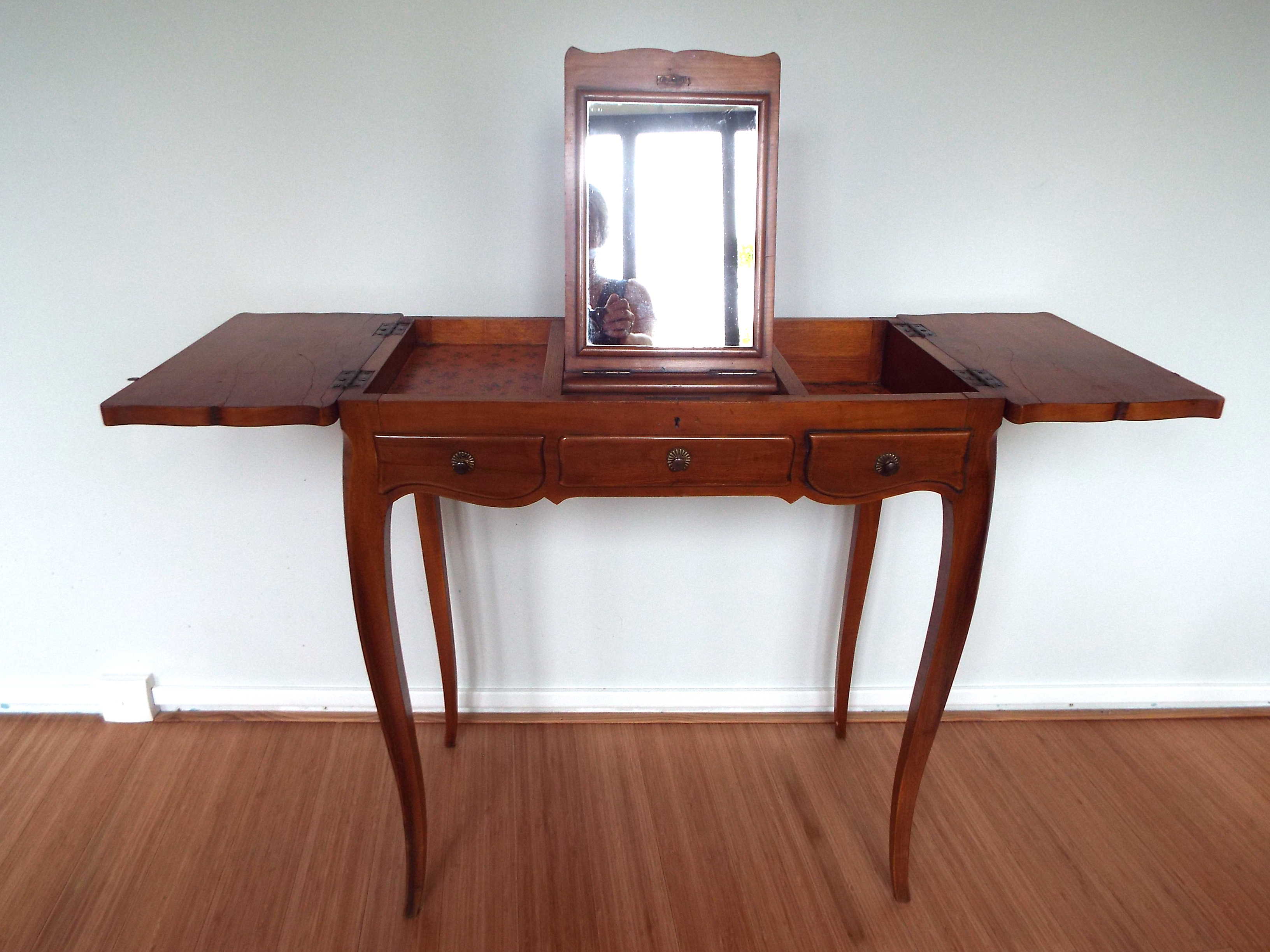 Table dressing table worker