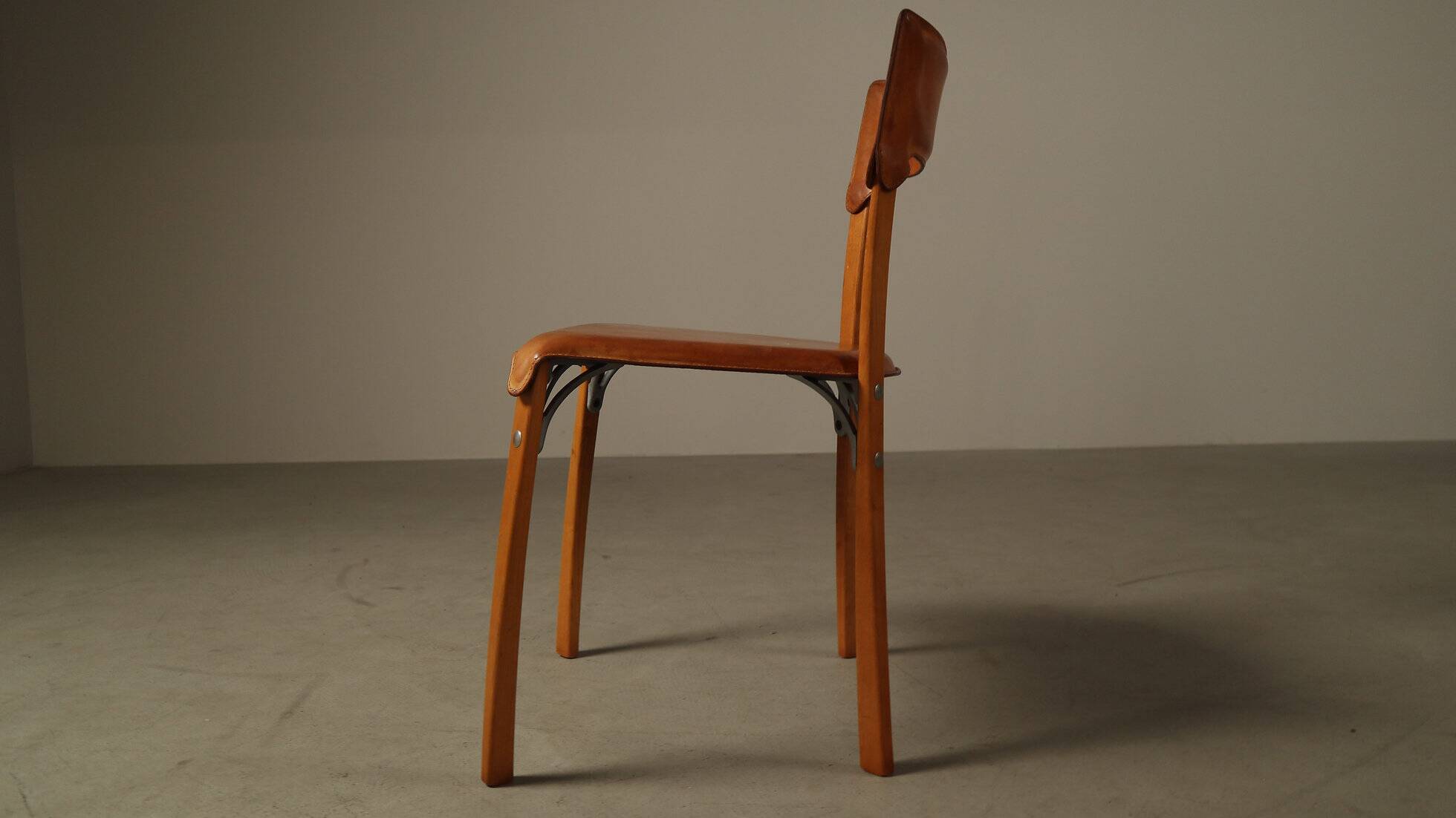 Ensemble de cinq chaises de salle à manger italiennes en cuir cognac, années 1990.