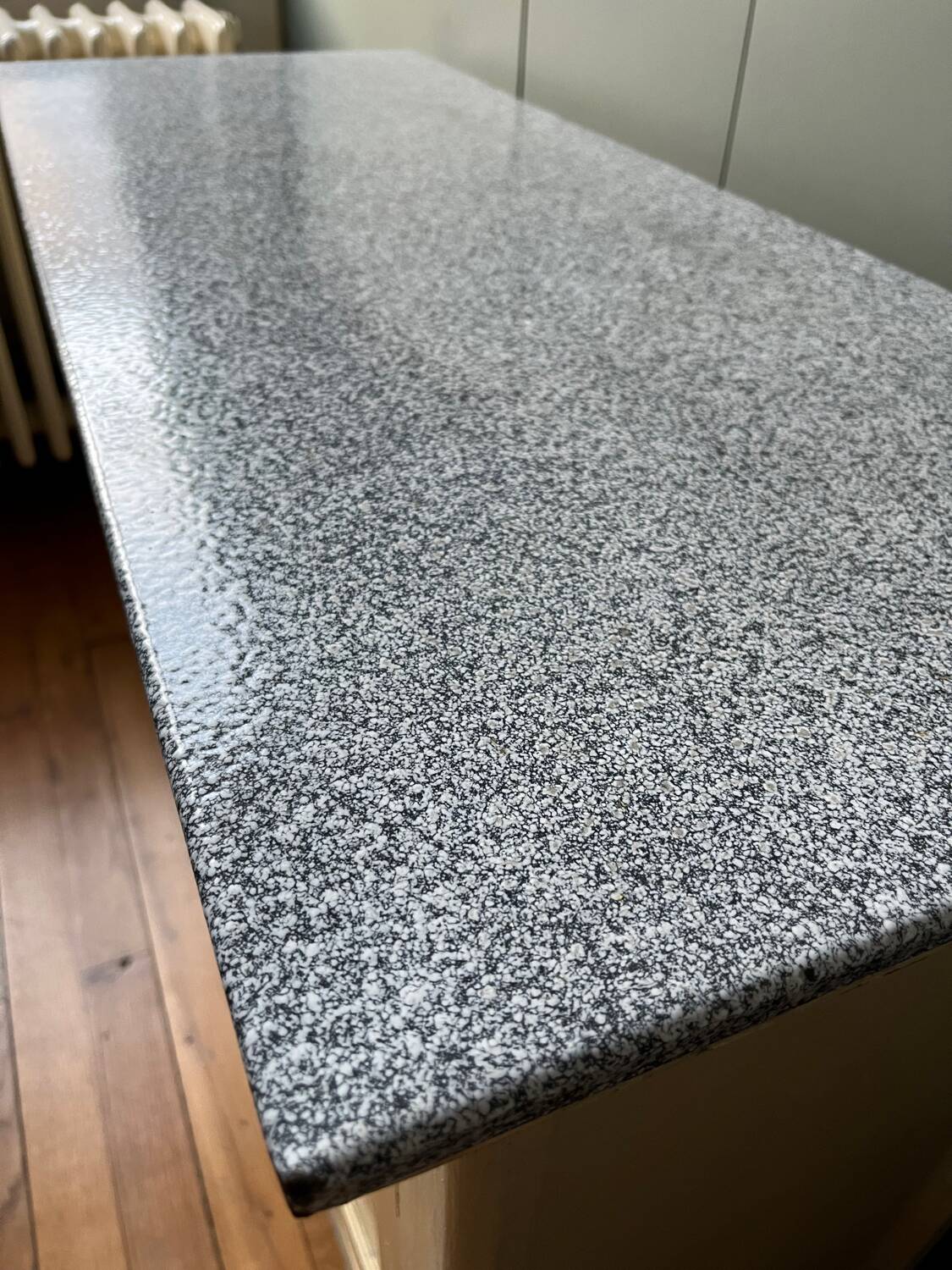 Buffet bas ancien en bois patiné avec plateau en tôle émaillée