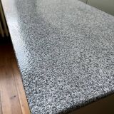 Buffet bas ancien en bois patiné avec plateau en tôle émaillée