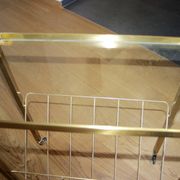 Table d'appoint vintage avec porte revue en laiton et verre