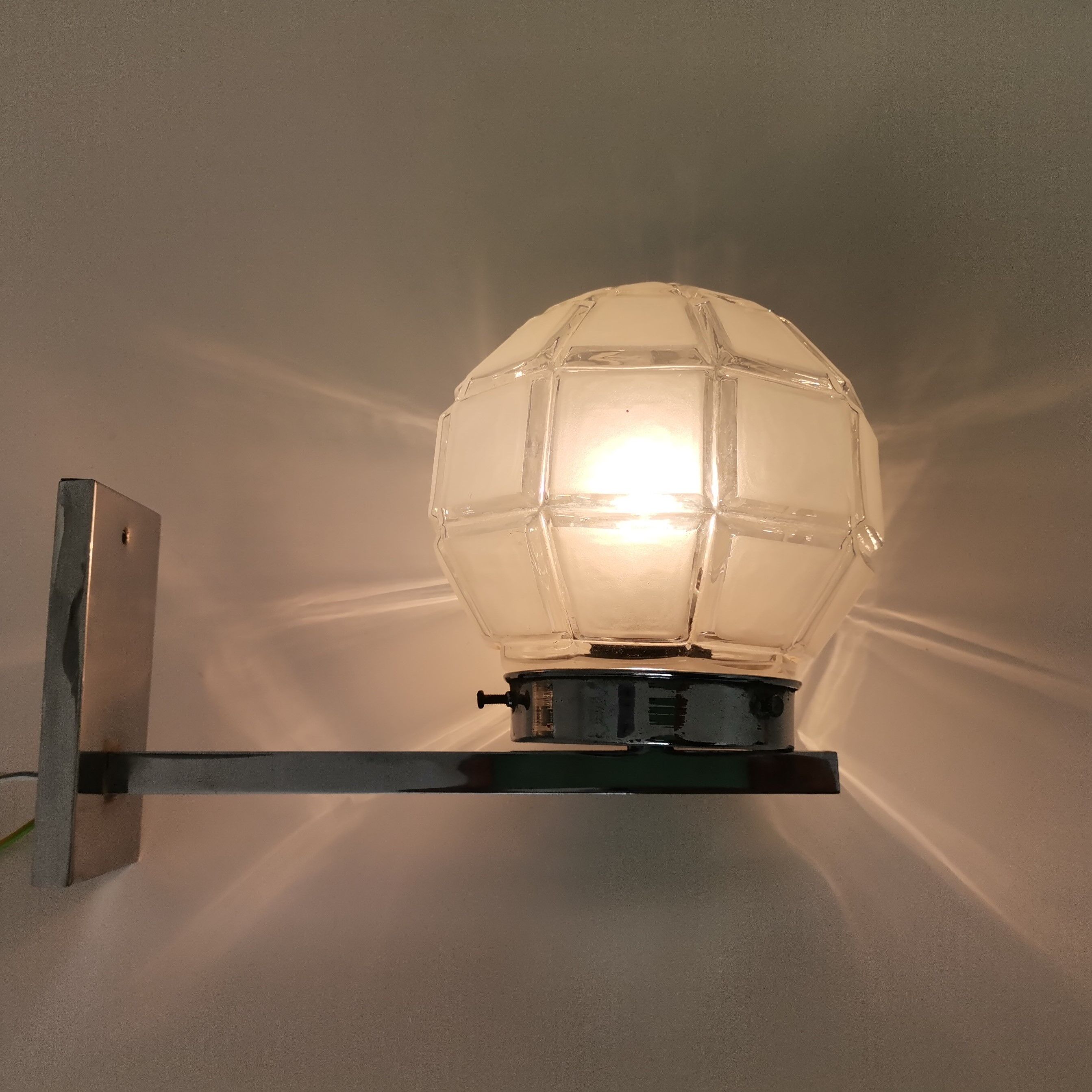 Lampe murale art déco chrome et verre dépoli