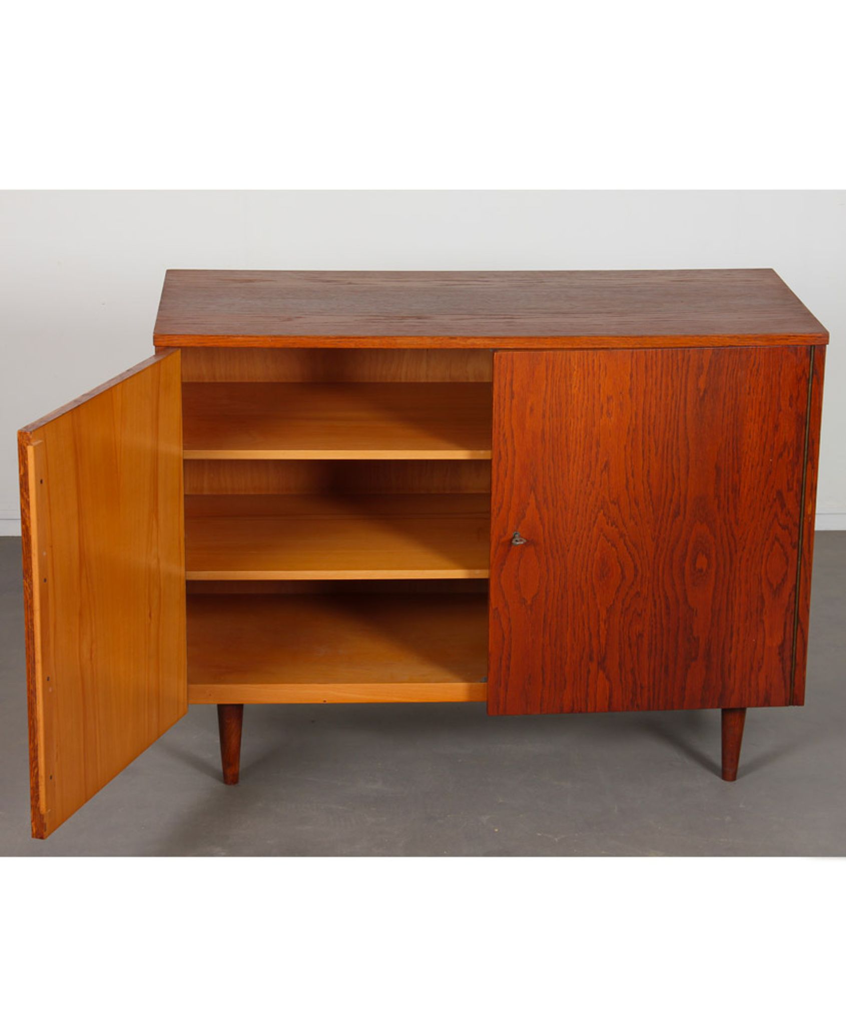 Czech vintage dresser edited by Drevozpracujici podnik, 1960