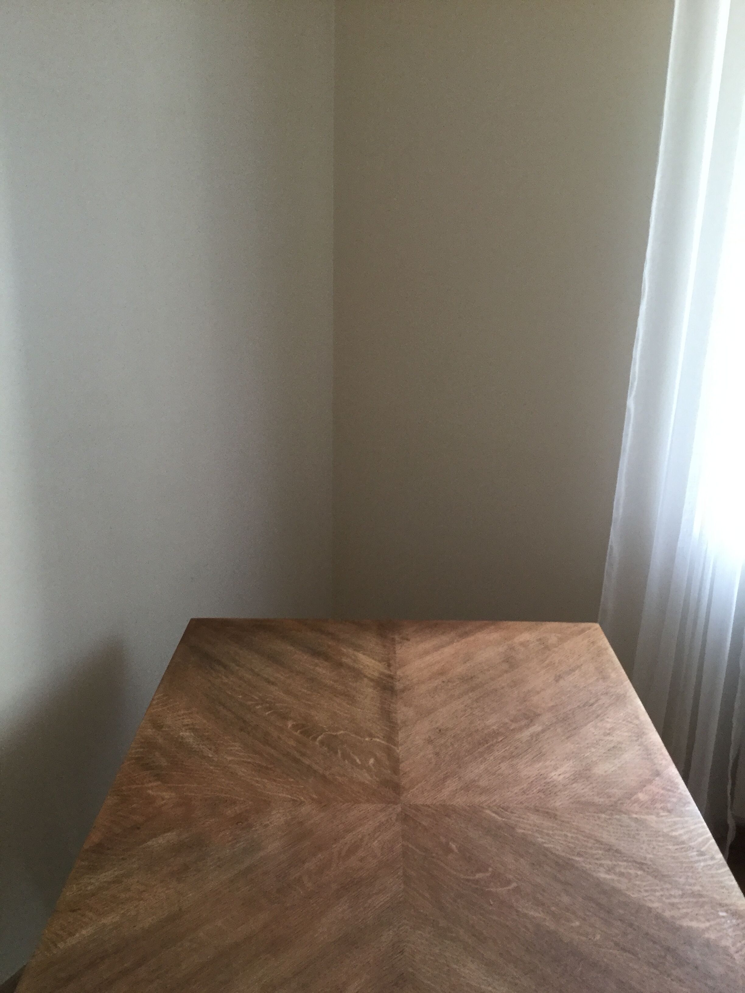 Extendable table with compass feet