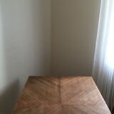 Extendable table with compass feet