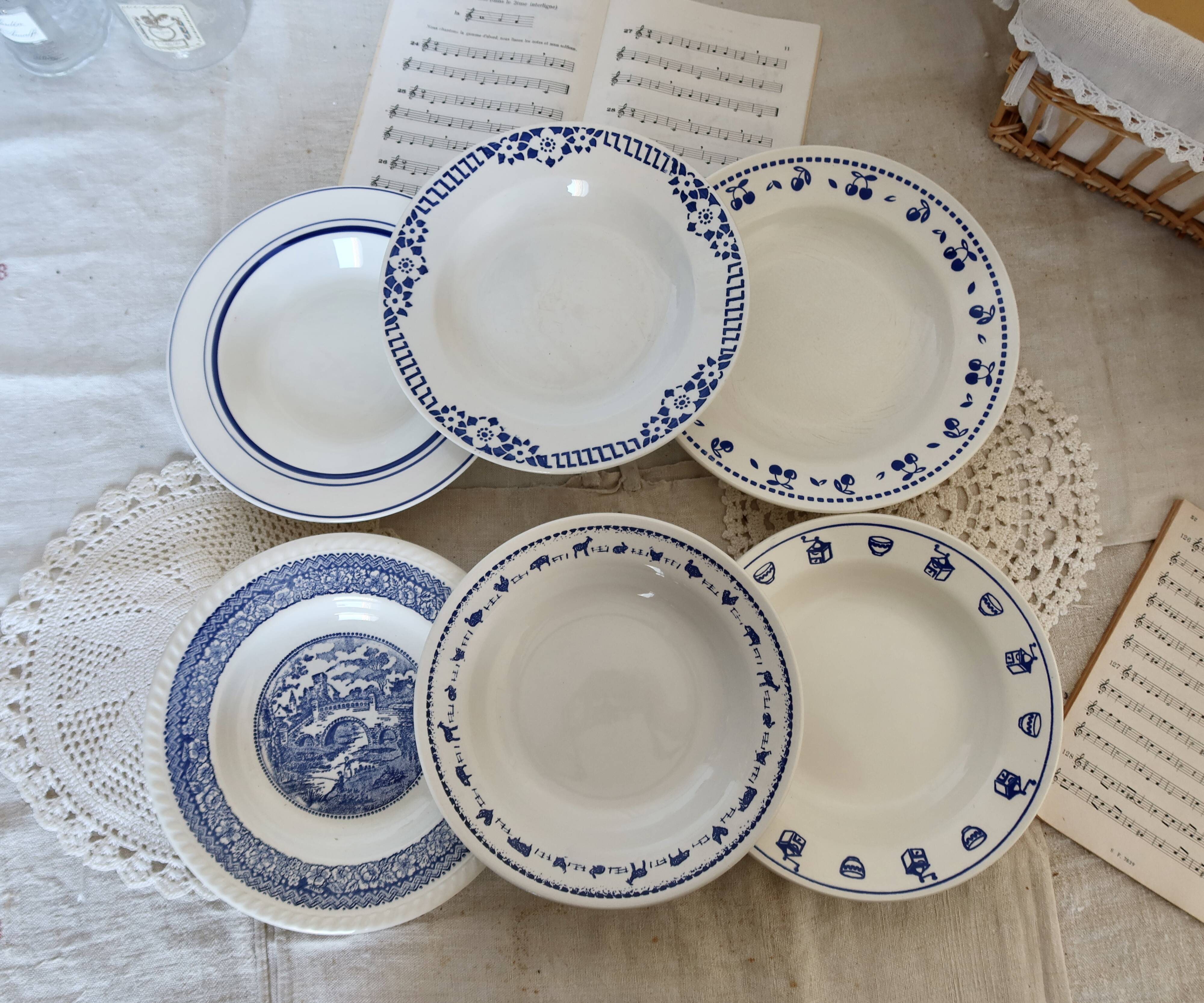 6 mismatched vintage blue and white earthenware soup plates - Set