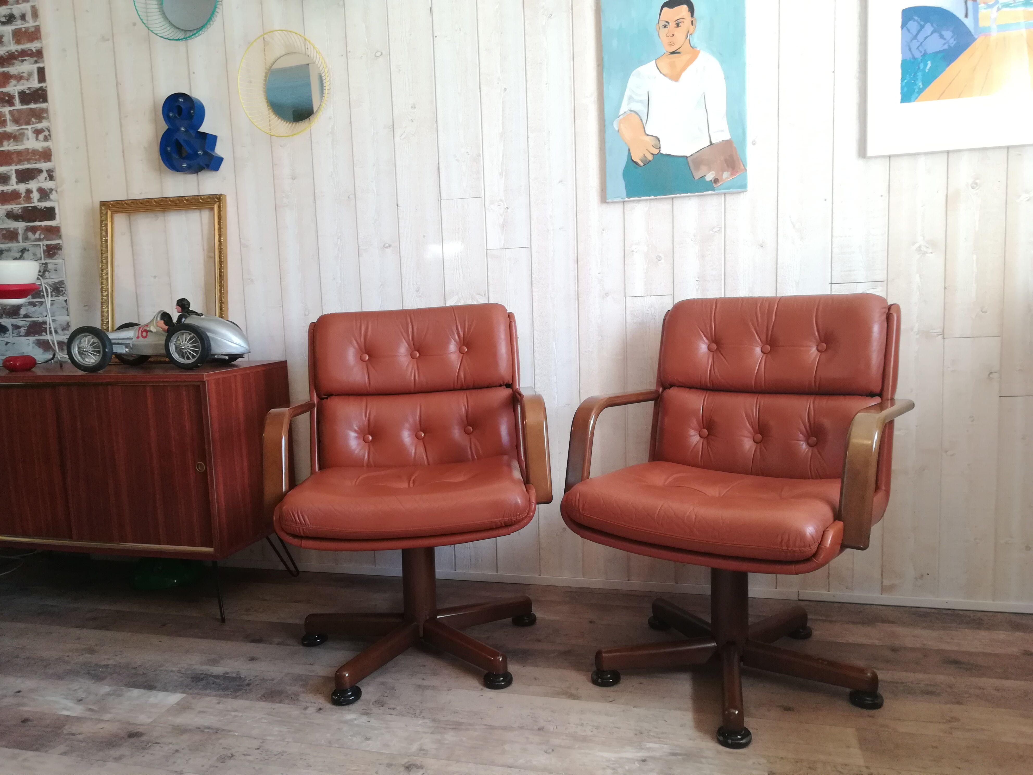 Paire de fauteuils pivotant havane vintage Italie