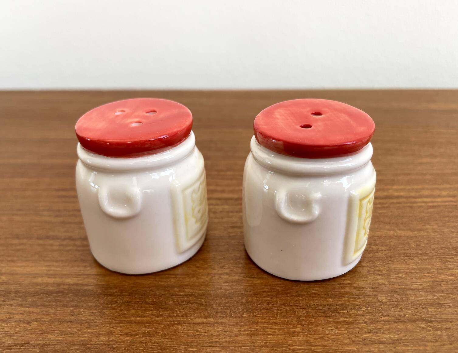 Salt and pepper shakers in the shape of milk cans with a cow on it, dutch vintage ceramic tableware