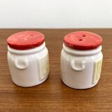 Salières et poivrières en forme de bidons de lait avec une vache dessus, vaisselle en céramique vintage hollandaise