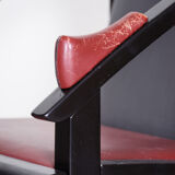 Fauteuil des années 1970 fabriqué en Europe. Fabriqué en bois laqué et cuir, original