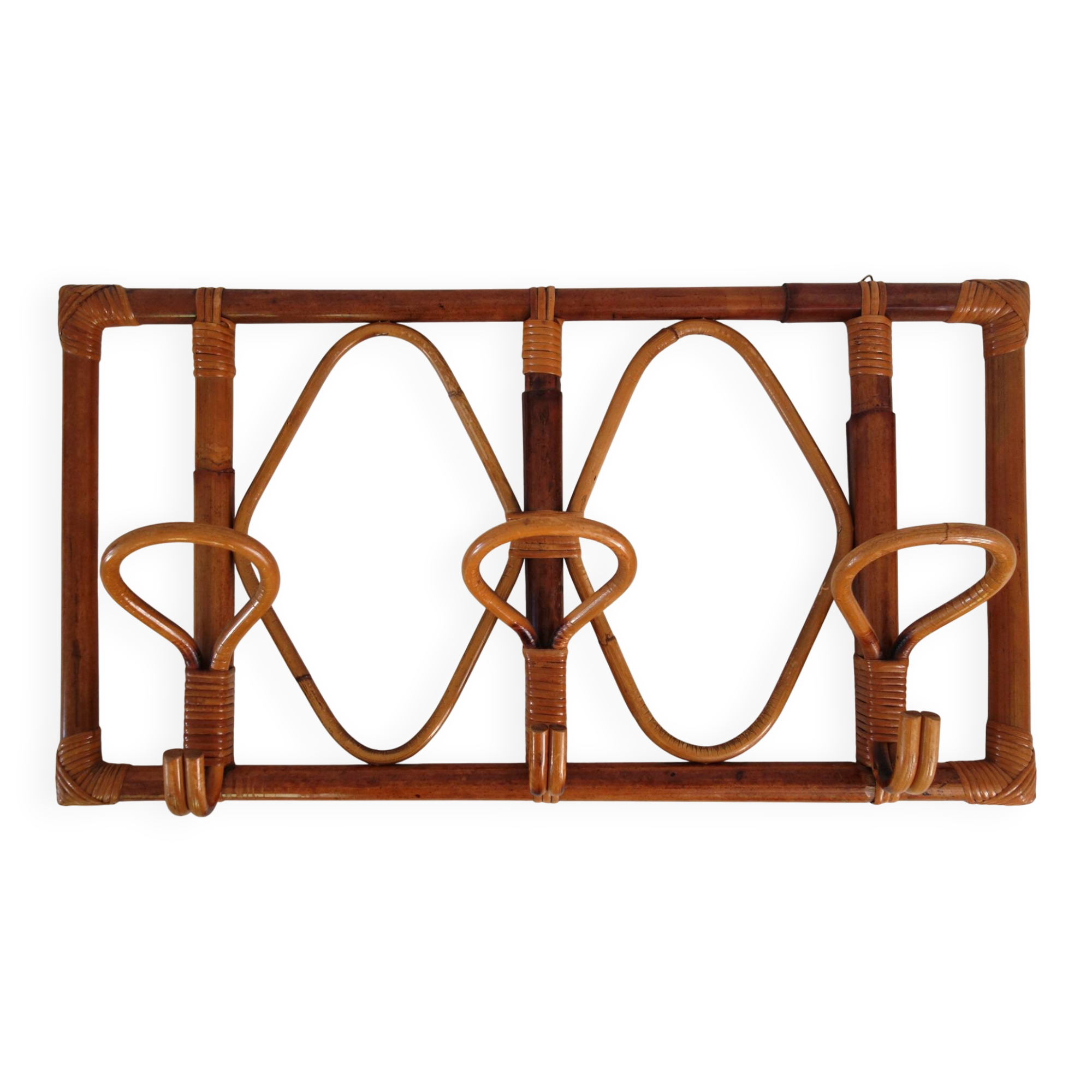 Vintage wall coat rack in bamboo and rattan.