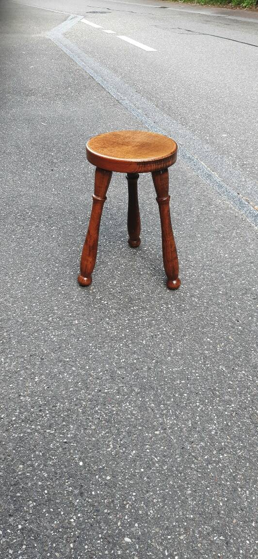 Tabouret tripode en chêne massif, France années 70