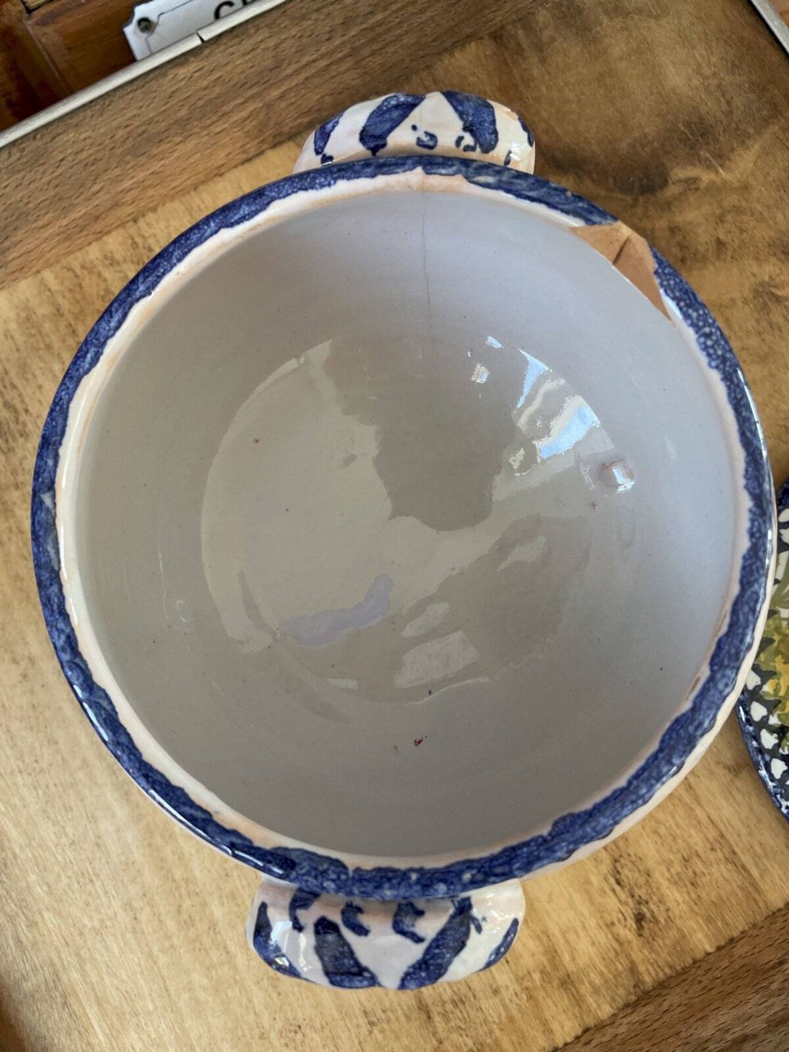 Soupière ancienne en terre cuite et faïence