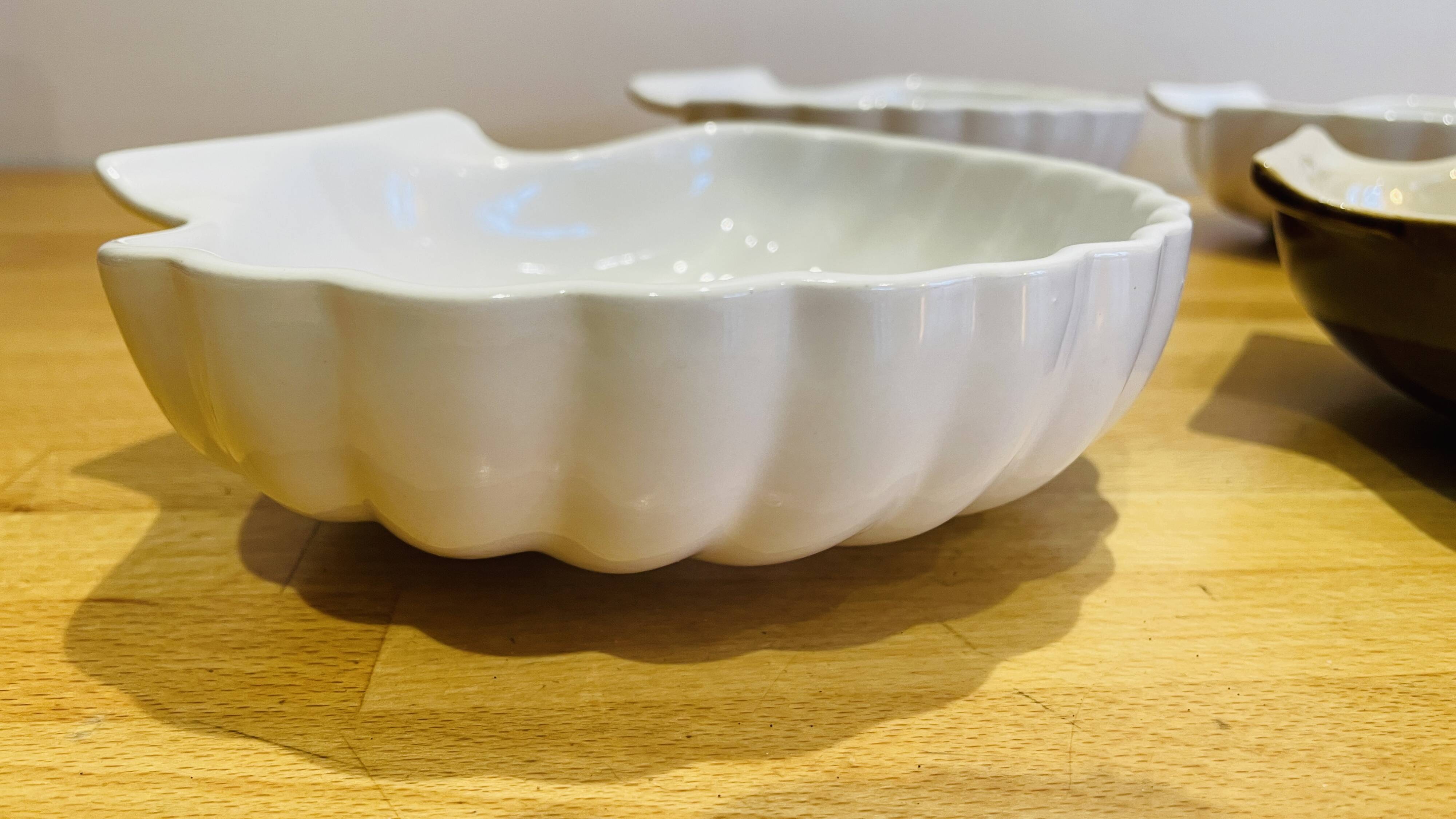 Shell-shaped plates. Scallop shell. Ceramic.