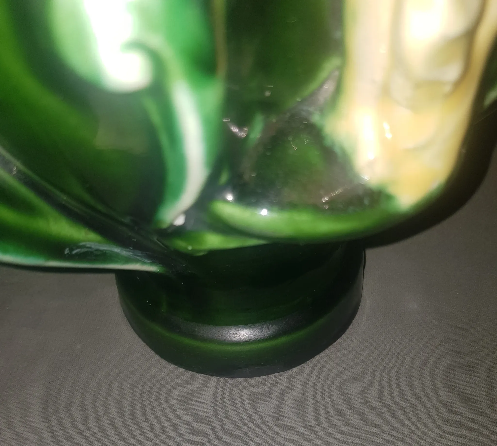 Earthenware vase with 3 caryatids