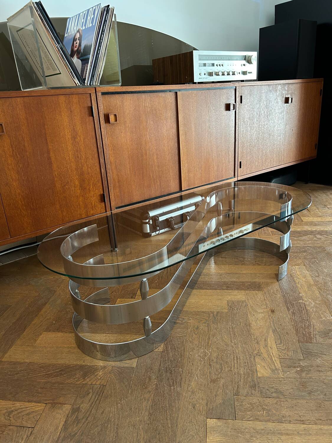 70s design oval coffee table in glass with chrome legs.