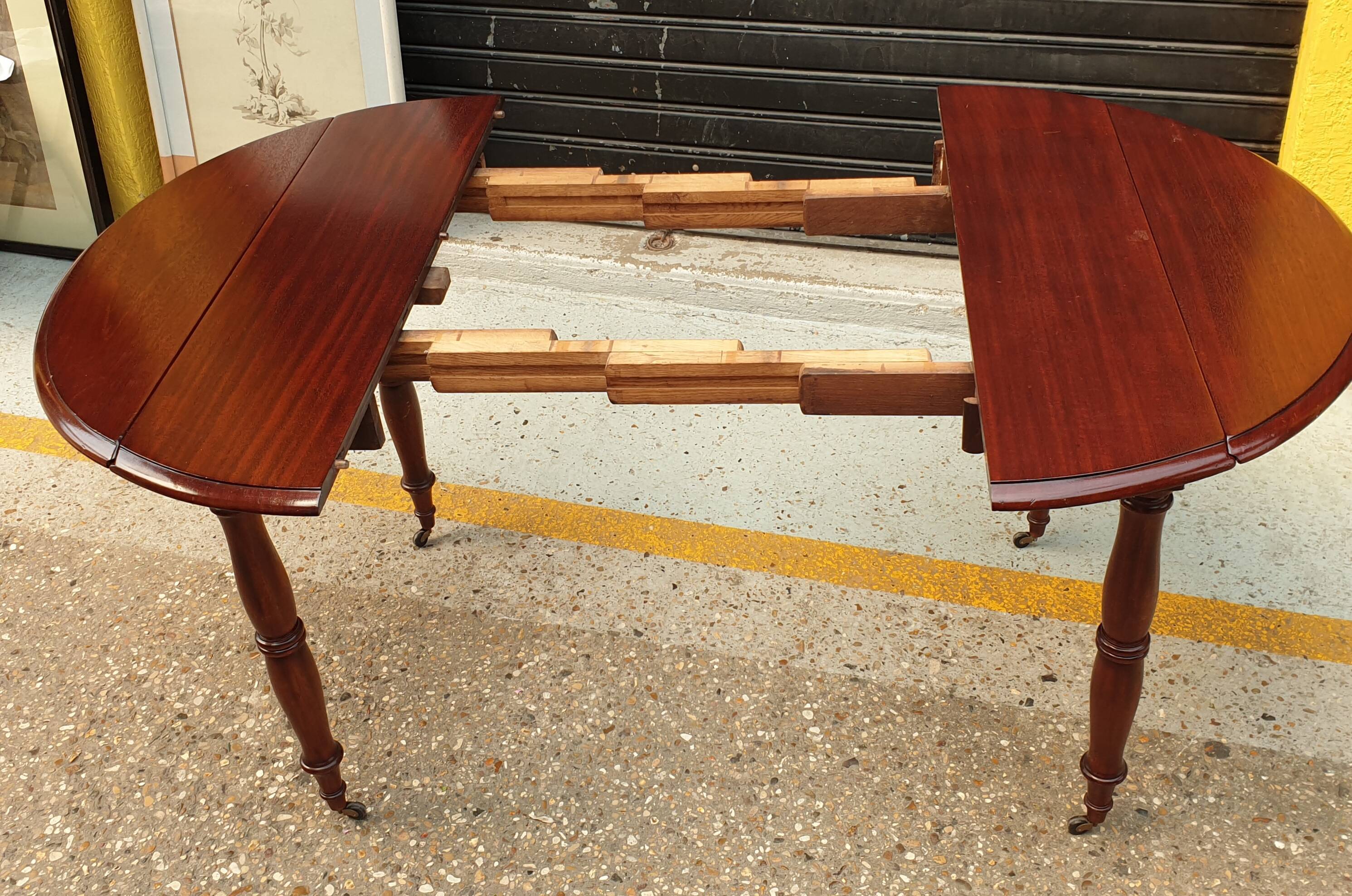 Old-pane-top round table in mahogany