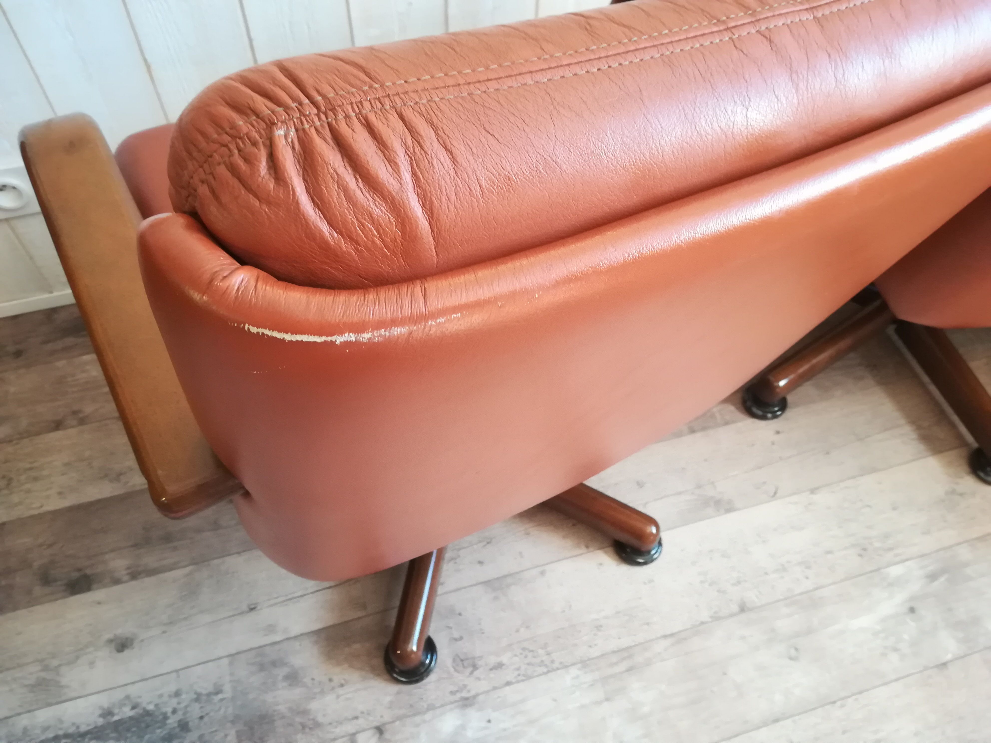 Paire de fauteuils pivotant havane vintage Italie