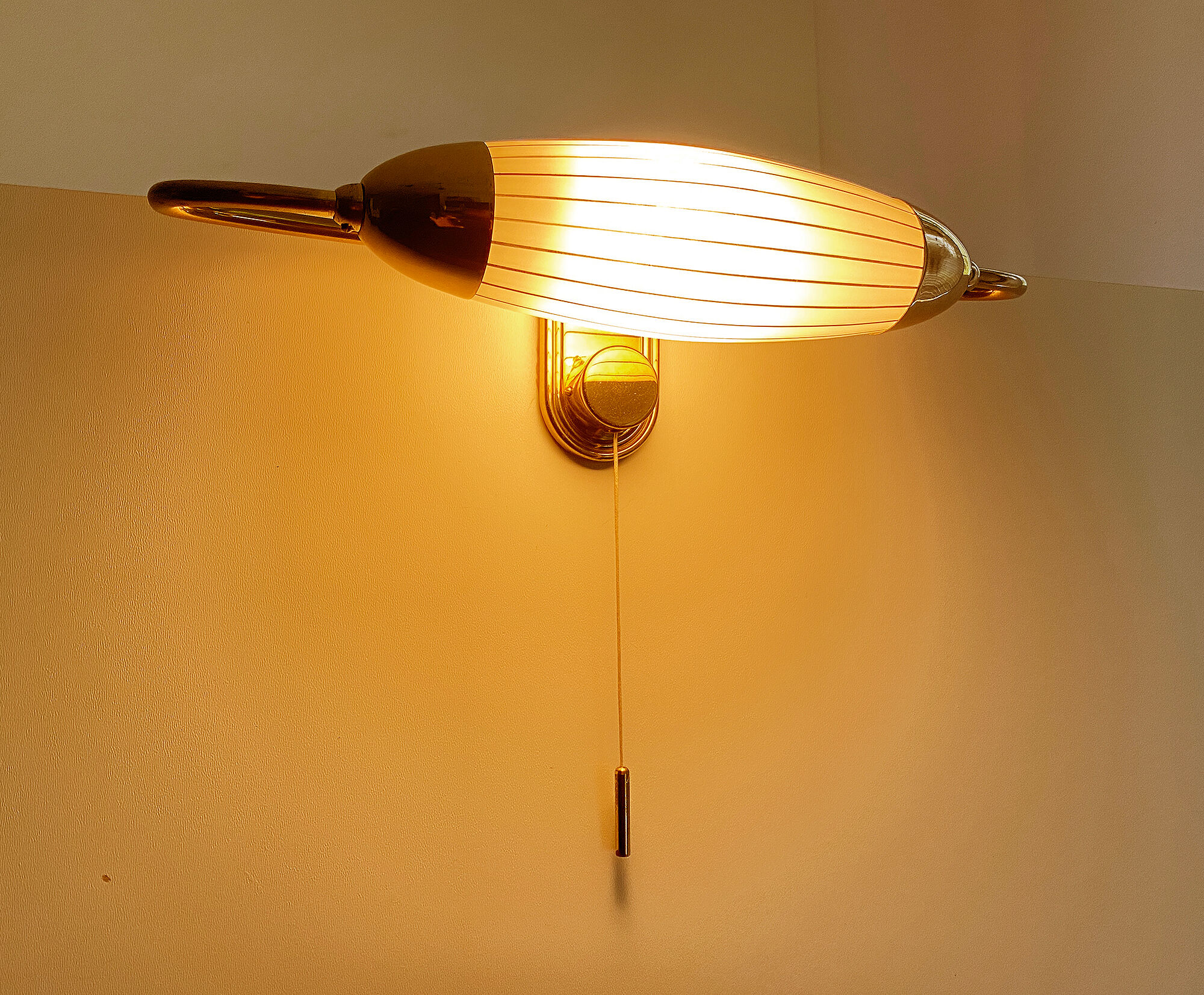 Applique art deco tete de lit, forme dirigeable, laiton opaline