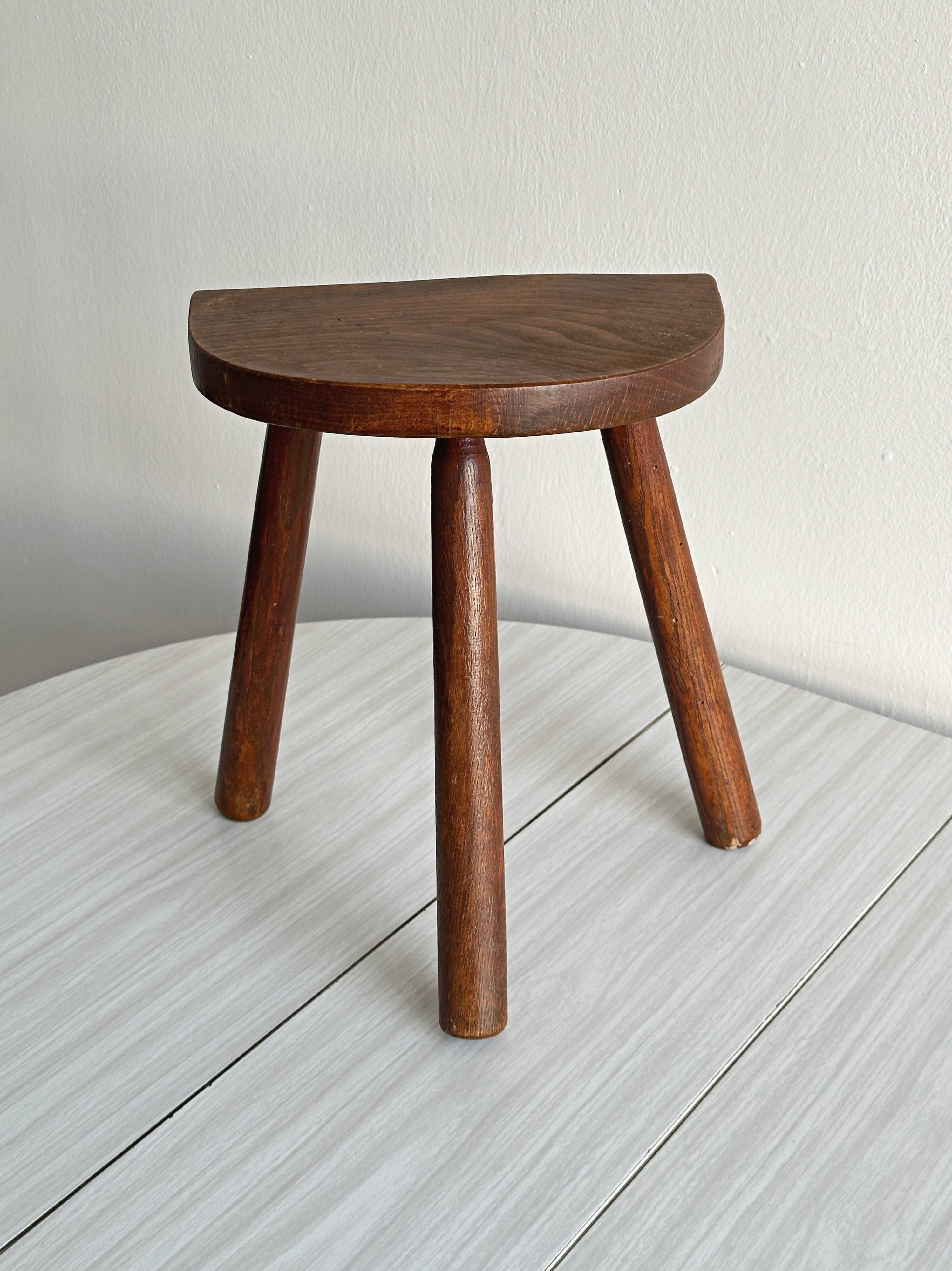 Tabouret tripode bois verni ancien