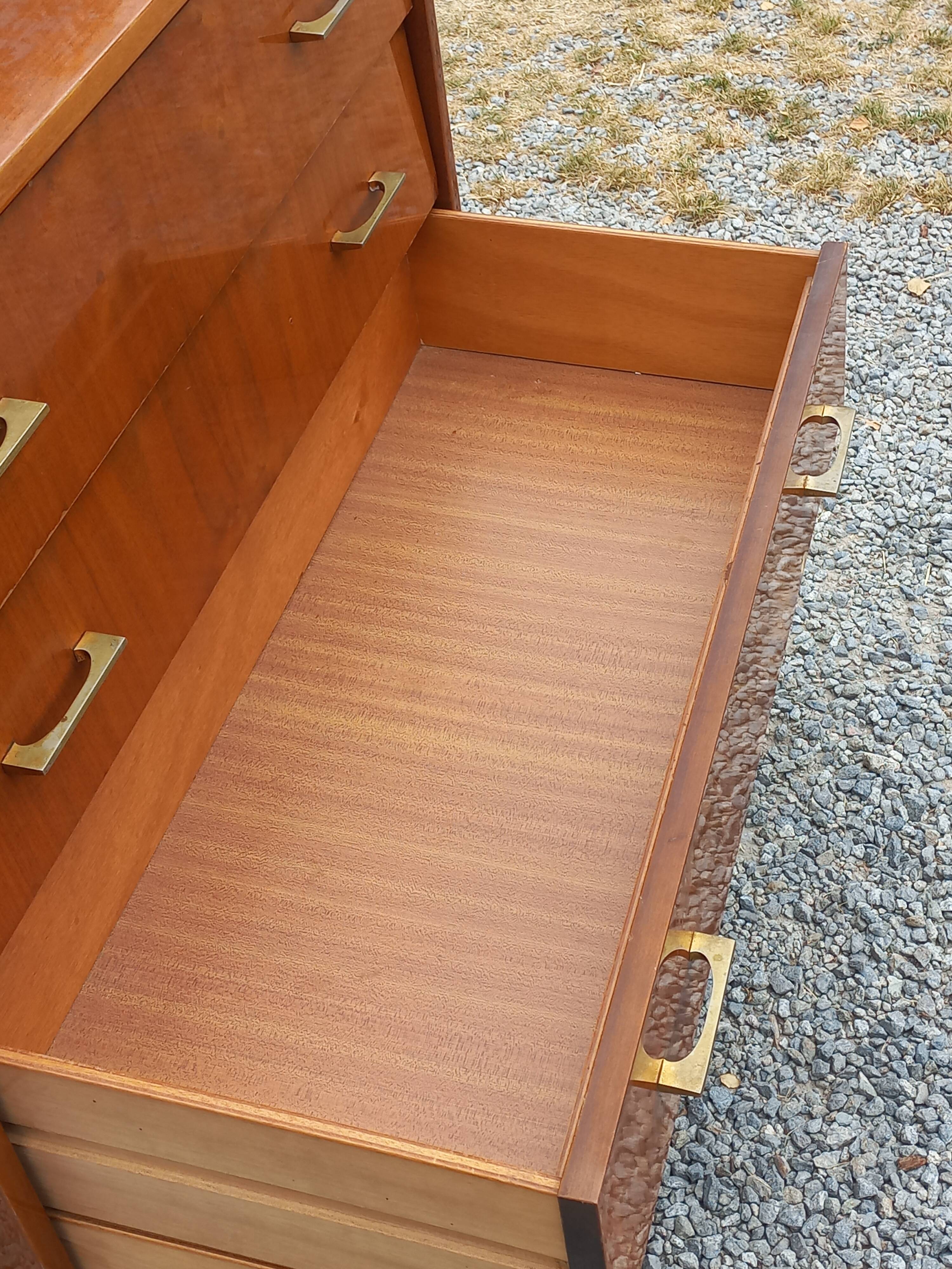 Vintage walnut varnished chest of drawers with 4 drawers from the 1960s.