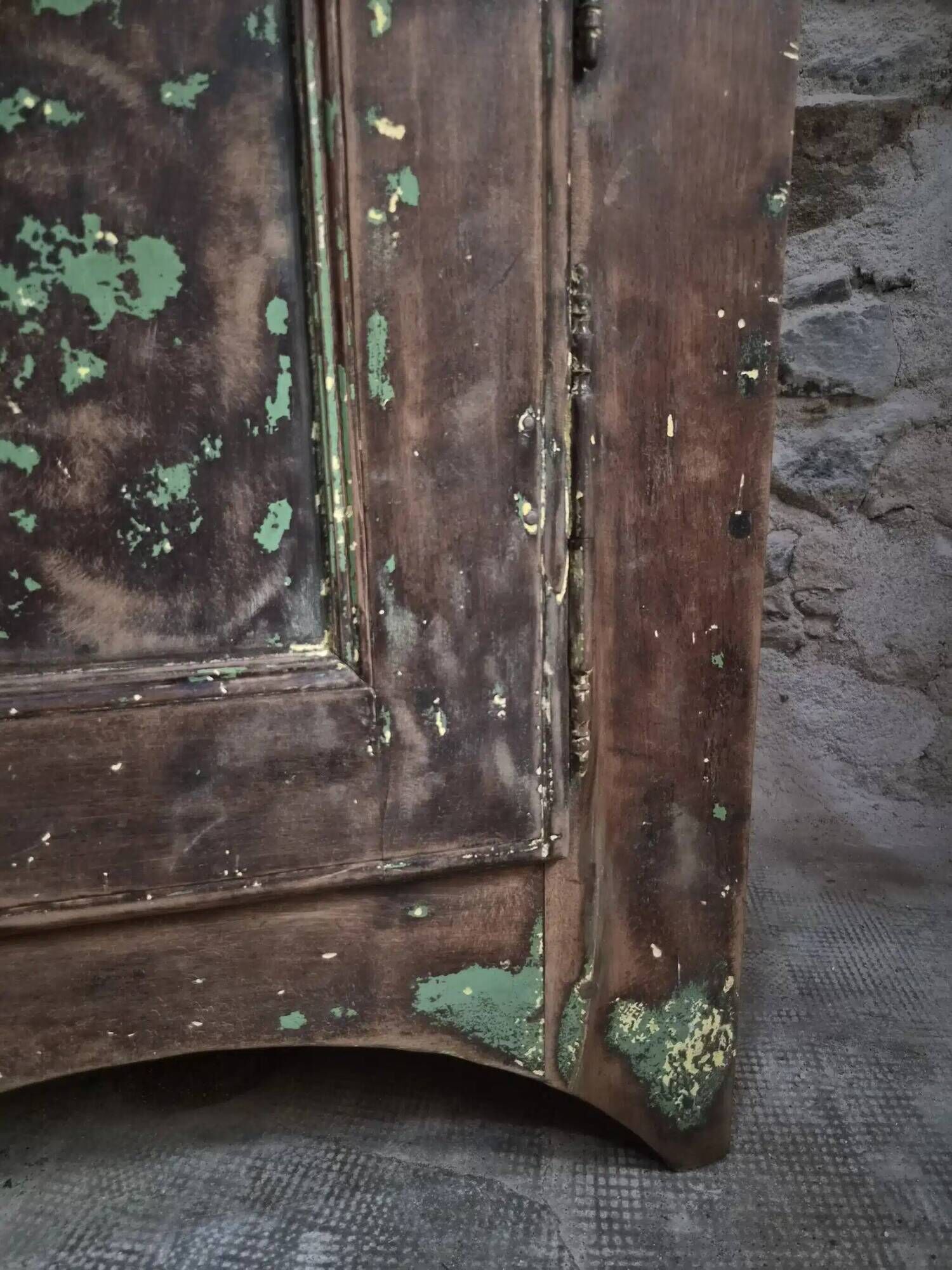 French rustic buffet in walnut, 18th century, 3 drawers and 2 doors.