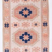 Tapis persan bleu marine et crème