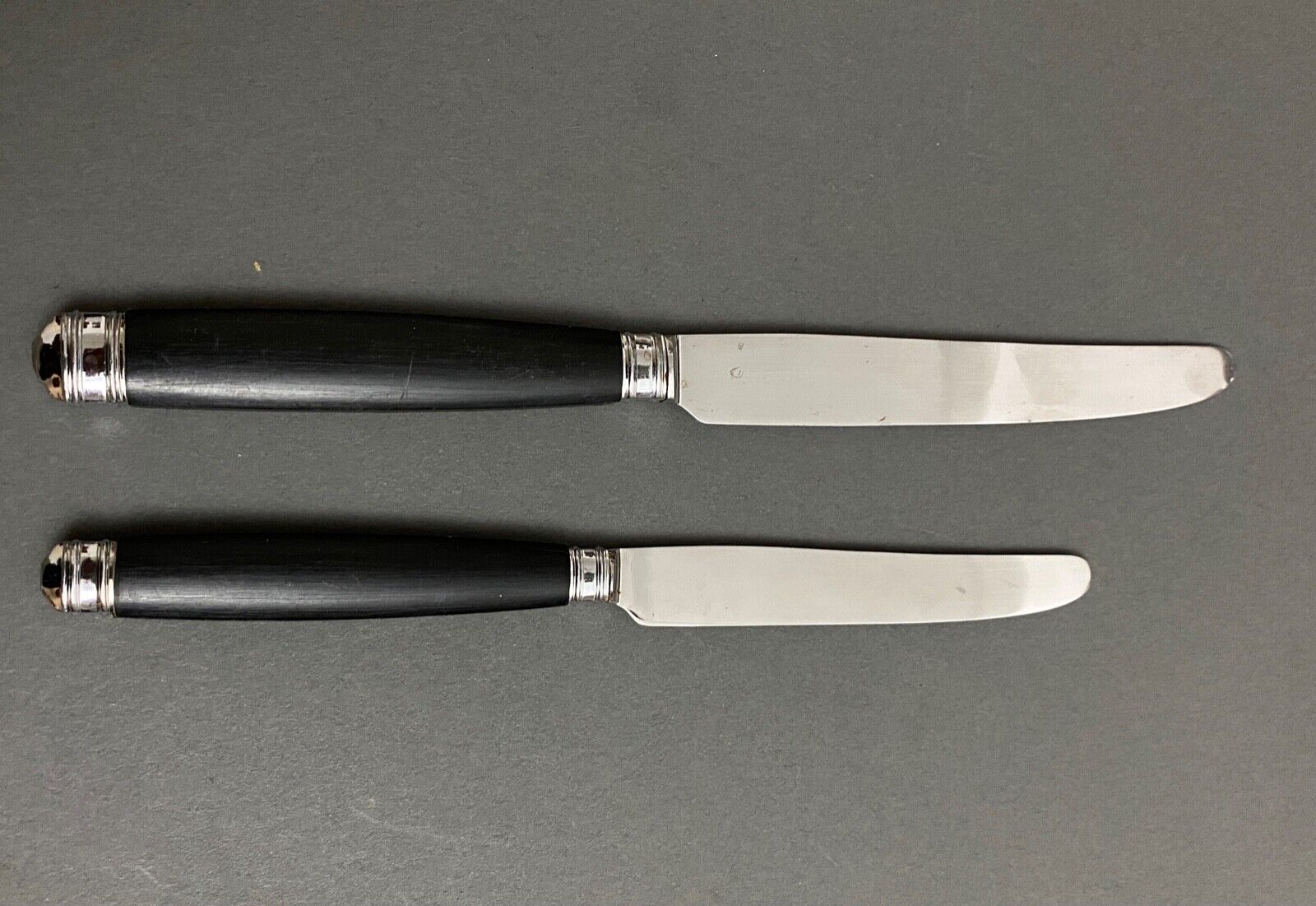 Suite de 23 couteaux kindal manche ebene ou bakelite XXe