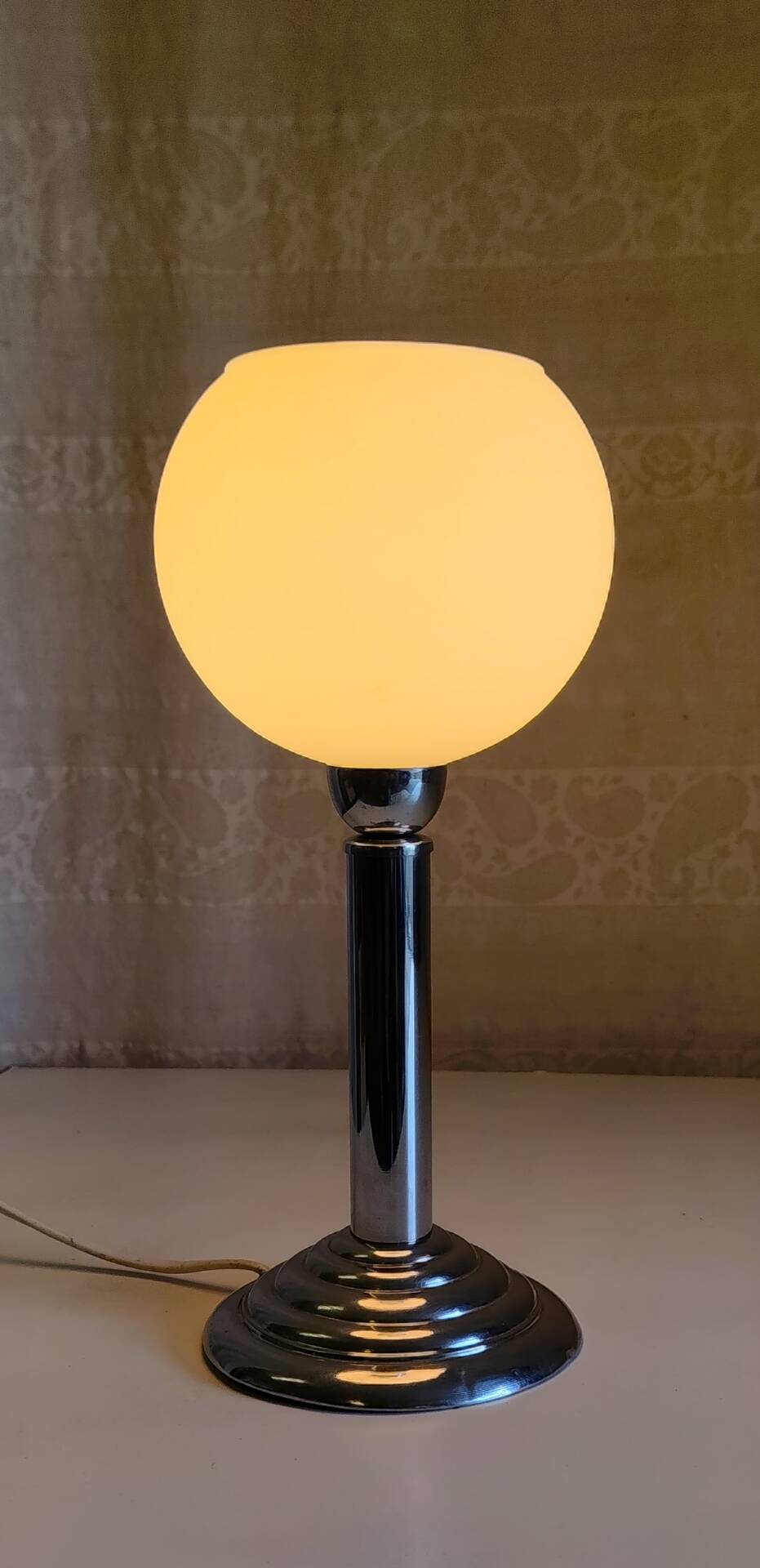 Bauhaus table lamp in metal and opaline globe - 1930s/40s