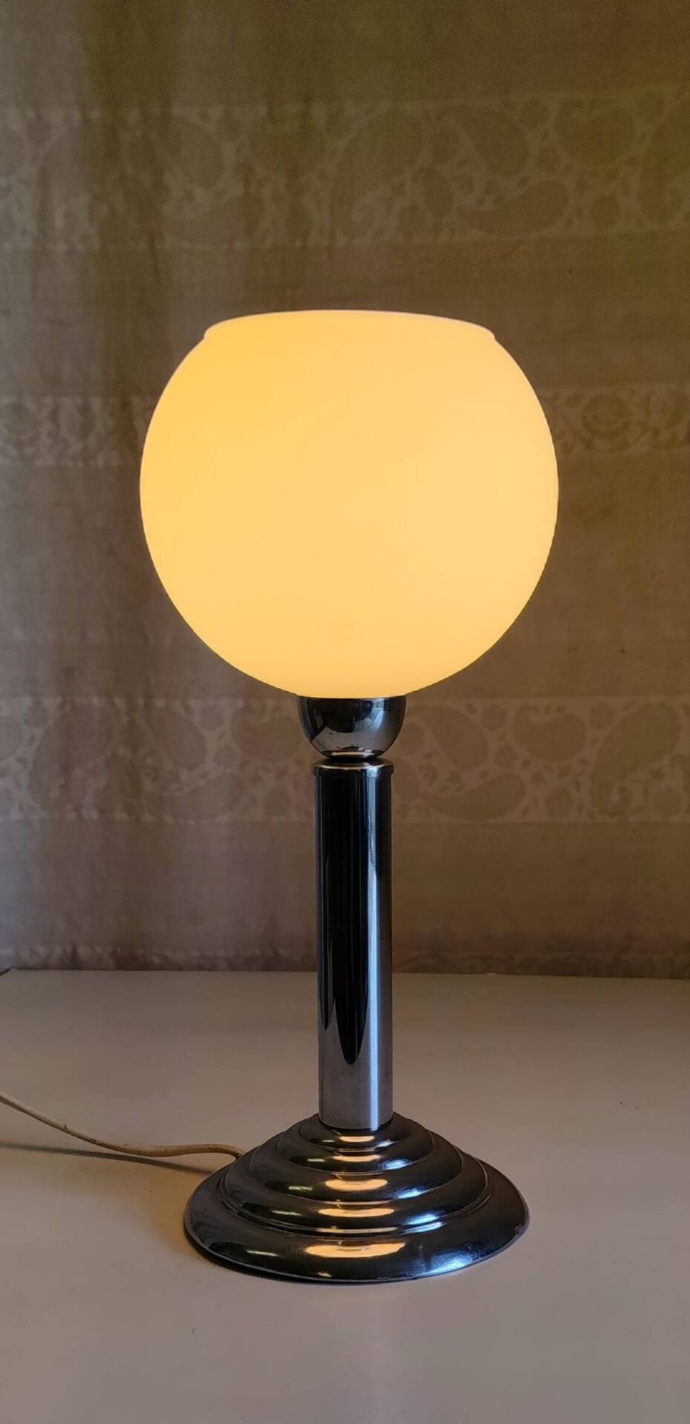 Bauhaus table lamp in metal and opaline globe - 1930s/40s
