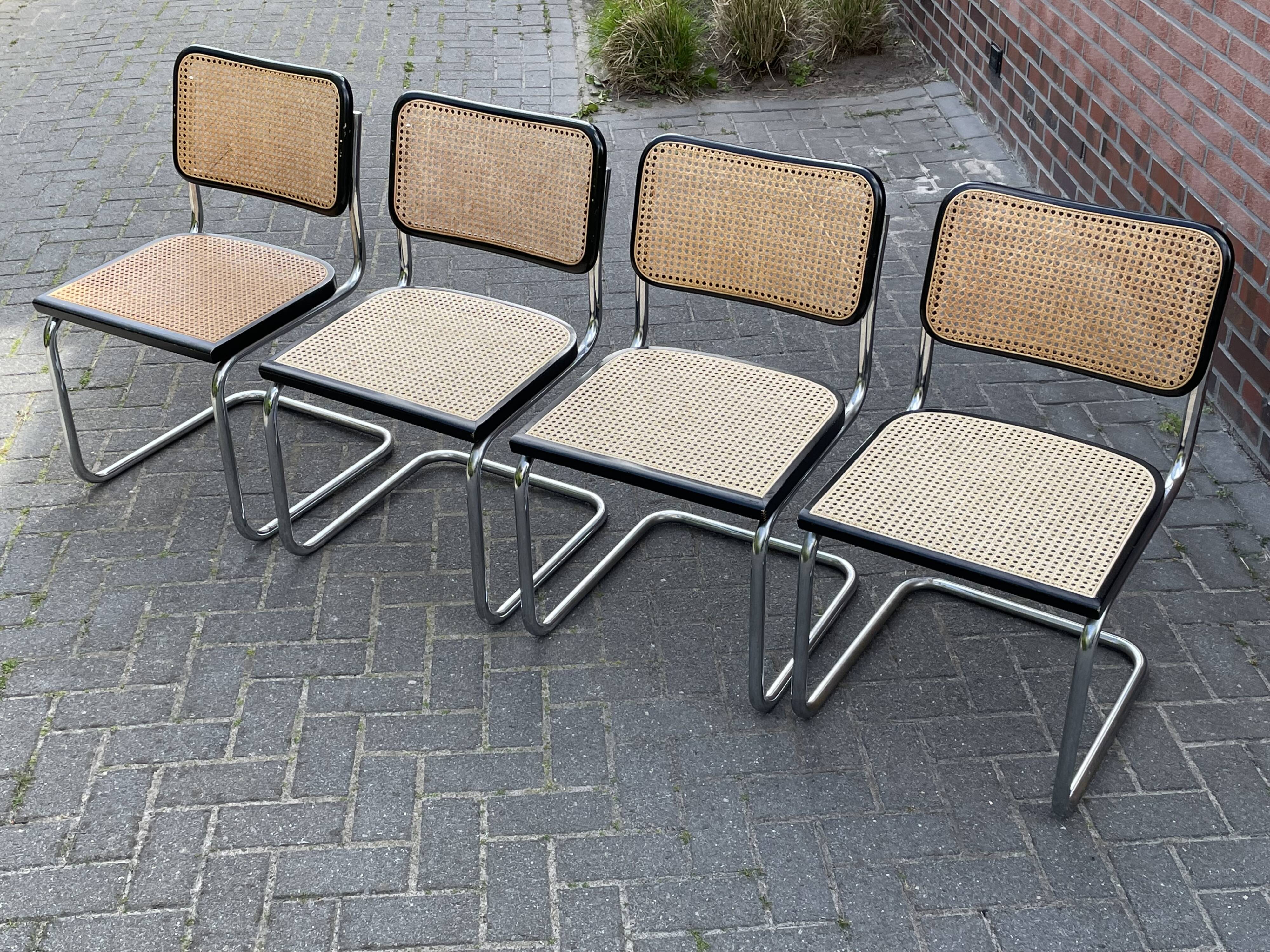 Set of 4 vintage chairs  Cesca B32 in black and chrome