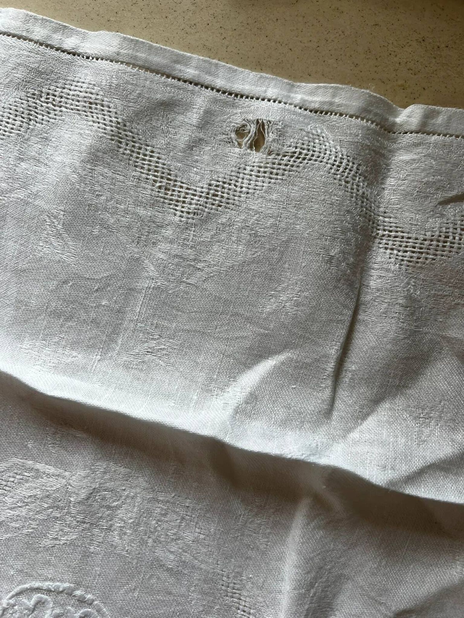 Lot de six serviettes de table anciennes en damassé, monogramme brodé