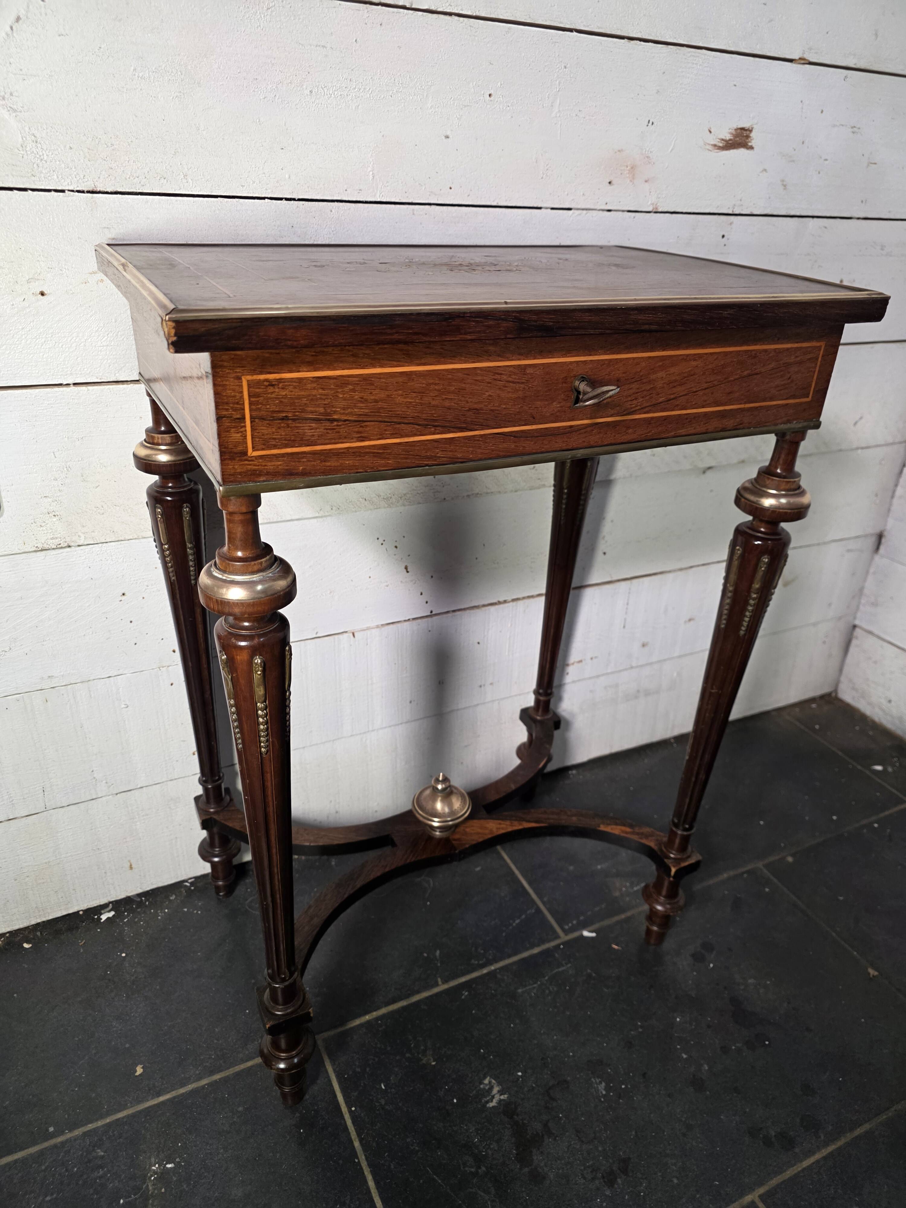 Napoleon III hairdresser in walnut and brass marquetry from the 19th century.