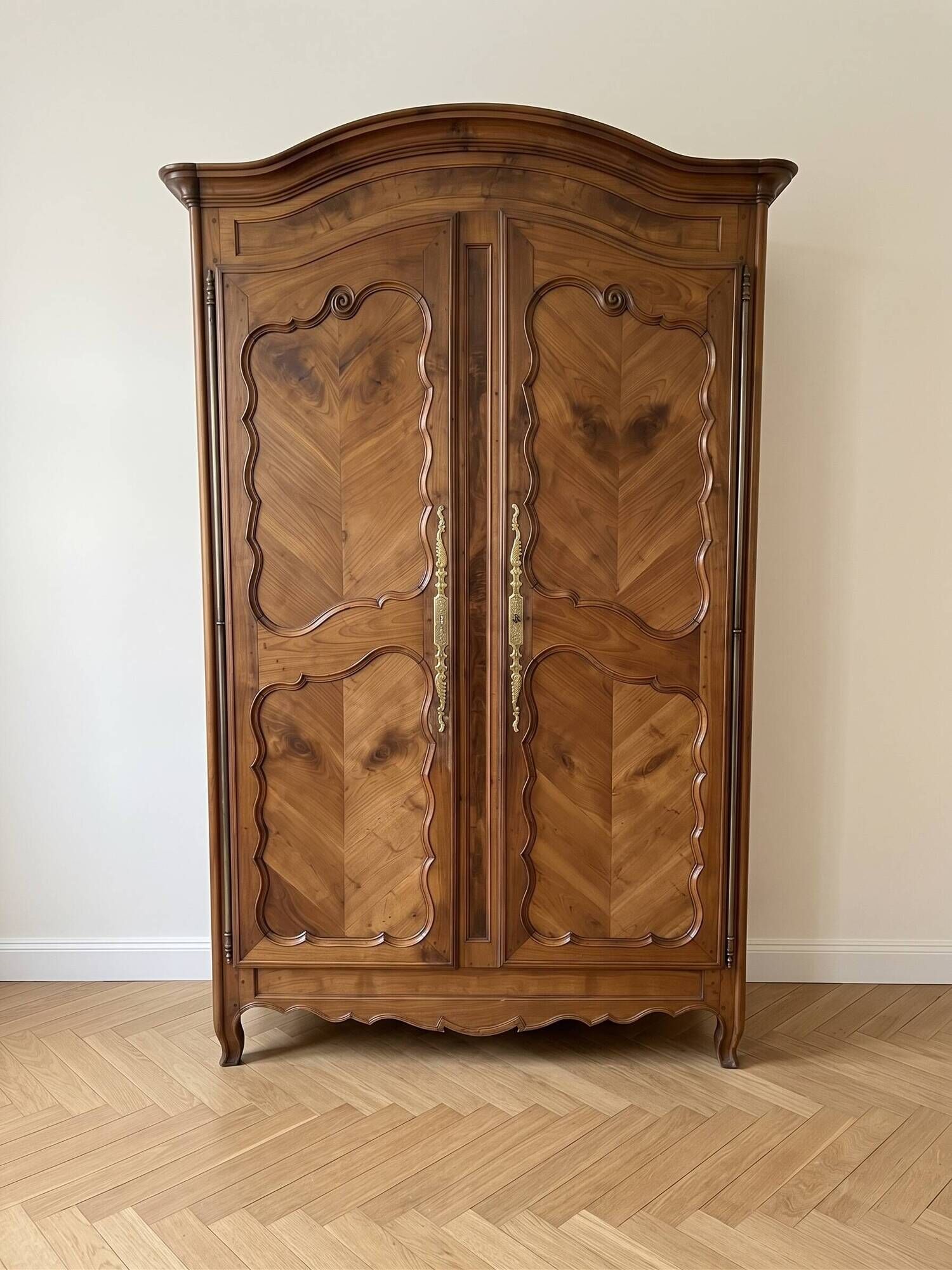 Antique wardrobe from 1900 in solid wood.