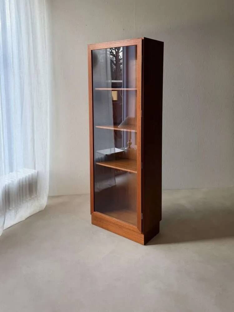 Teak display cabinet Omann Jun Danish design from the 1960s.