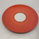Applique murale ronde rouge en métal et verre opalin de style Stilnovo, 20 cm, Italie, années 1960