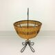 Corbeille rotin et pied métal noir 1950