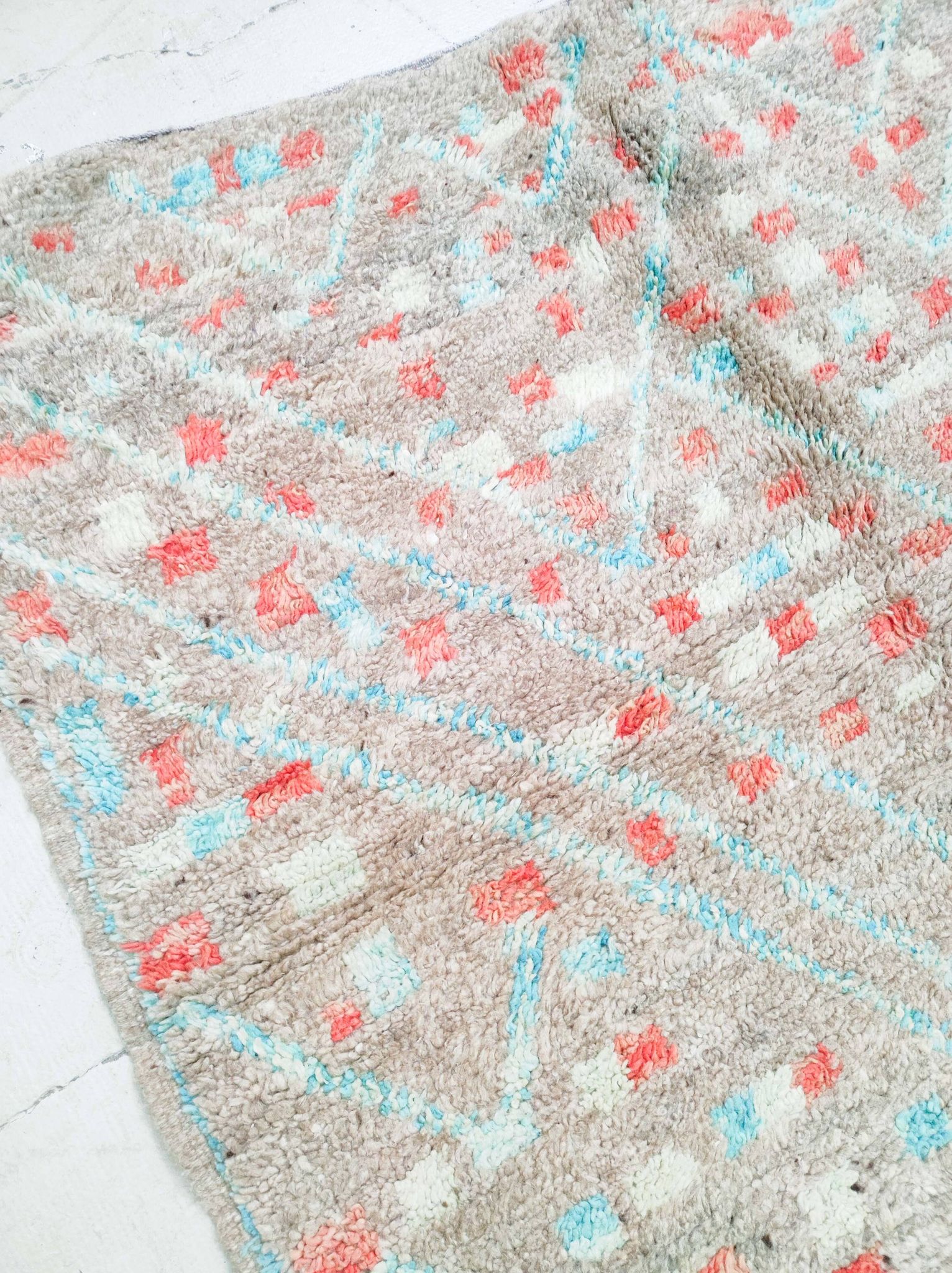 Tapis berbère marocain Boujaad coloré dimensions 2,37x1,59m