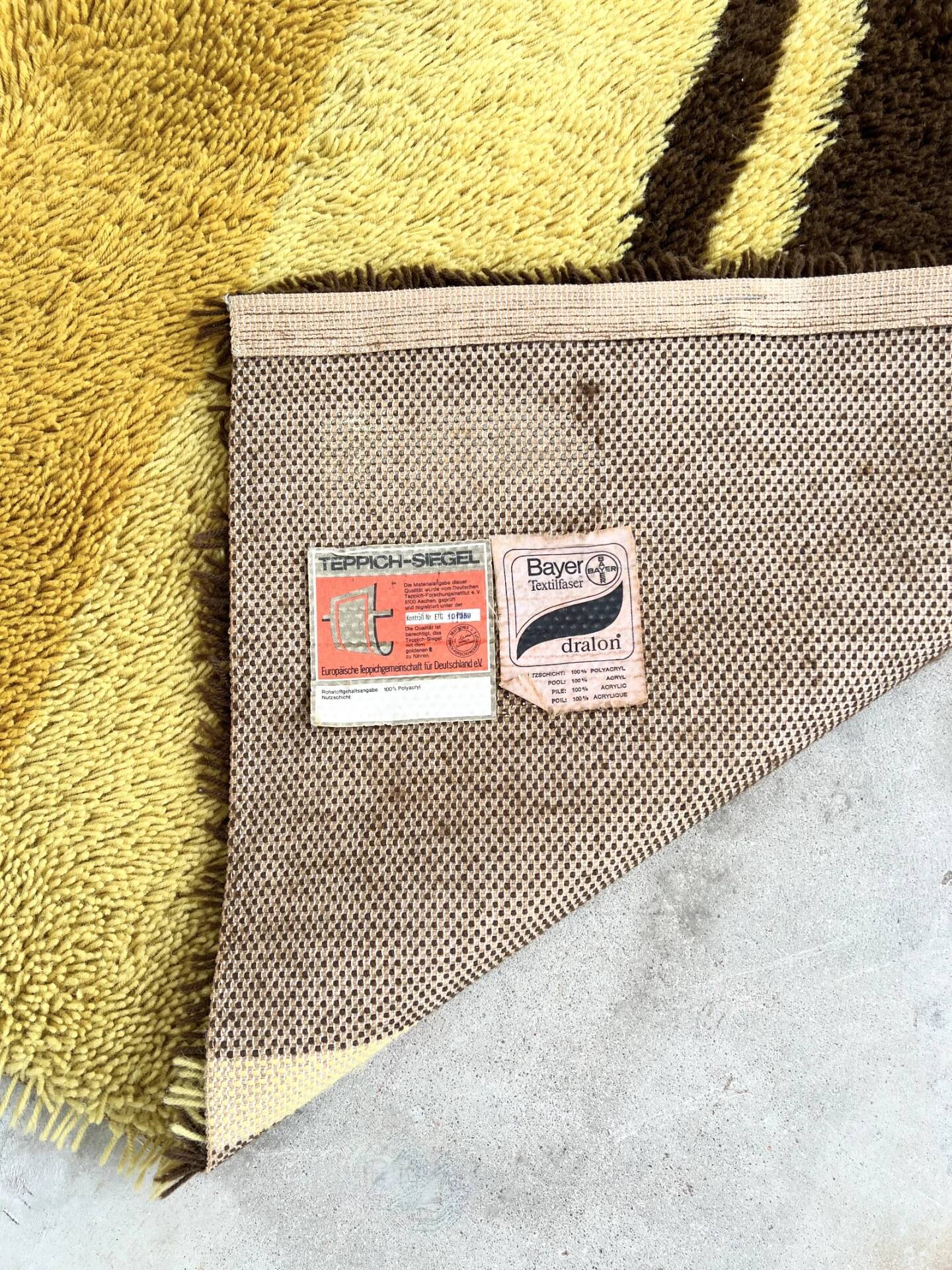 Vintage 1970s rug with wavy stripes in ochre shades — 200 × 300cm