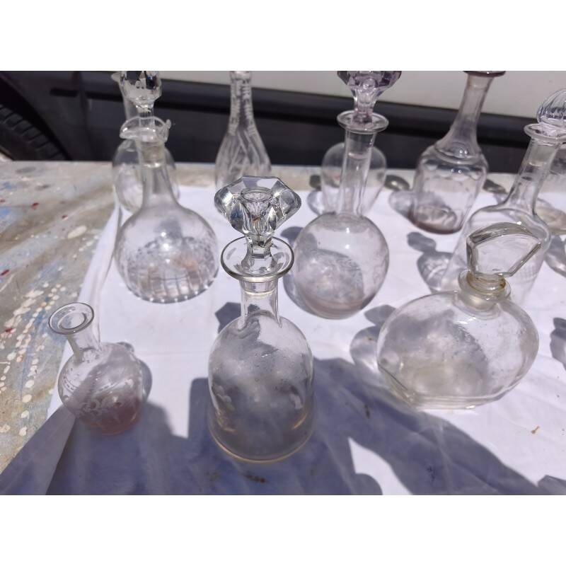Lot de 20 carafes en verre et cristal