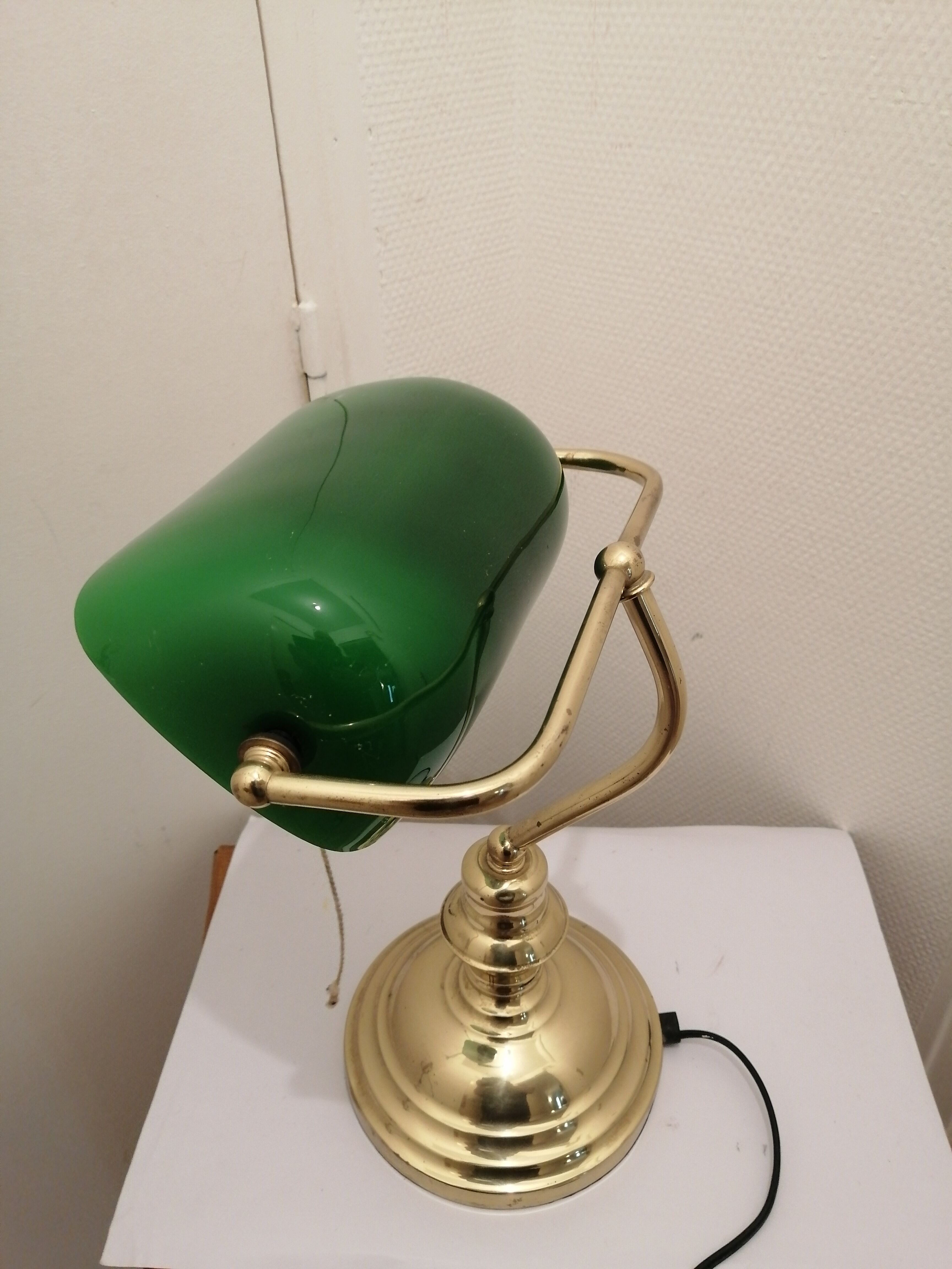 lampe de bureau en métal doré  avec verre en opaline orientable