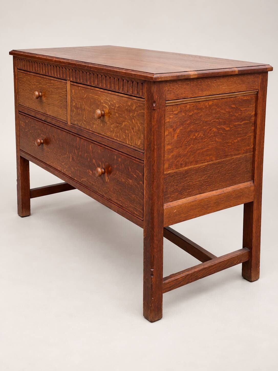 Commode ancienne en chêne sculpté – Début XXe siècle