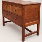 Commode ancienne en chêne sculpté – Début XXe siècle
