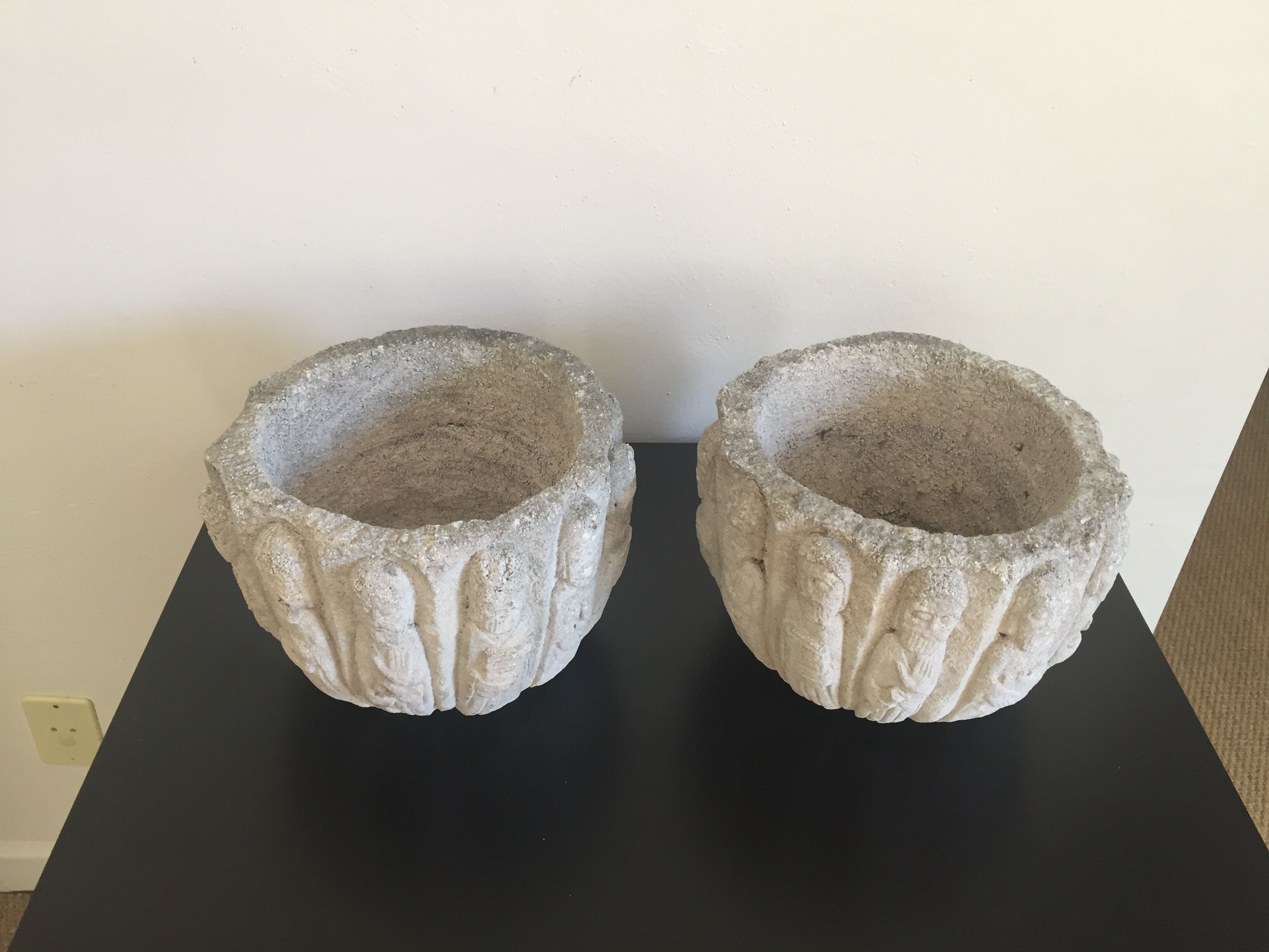 2 old decorative pots
