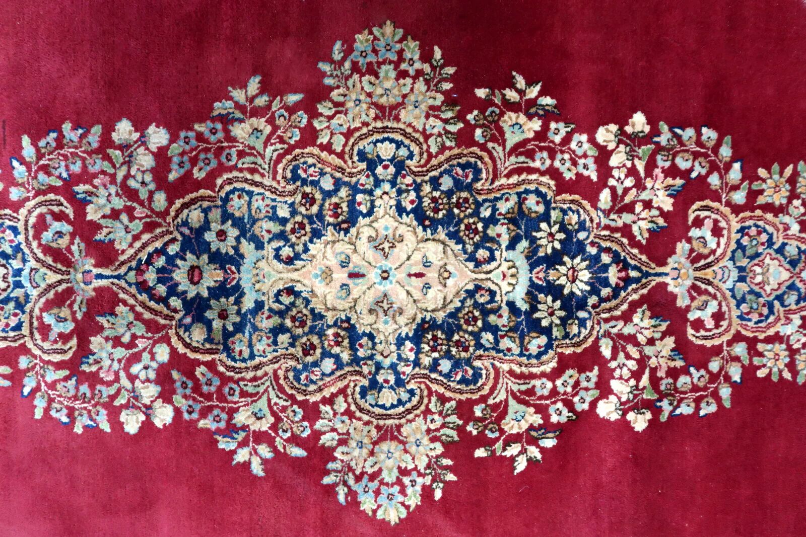 Antique 1920s Persian Kerman rug, floral medallion, red field, 273cm x 362cm