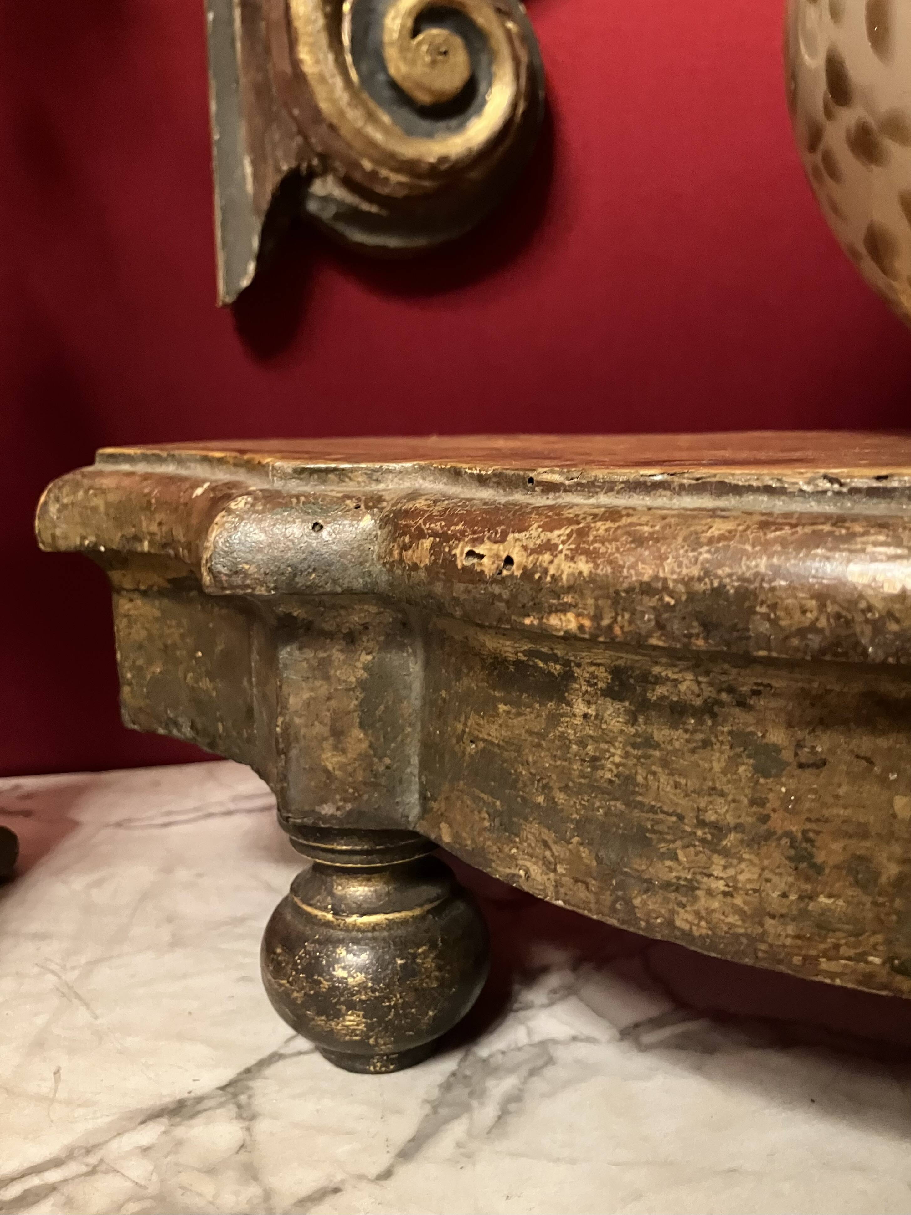 Ancient Italian pedestal, gilded carved wood, faux yellow Siena marble, 19th century.